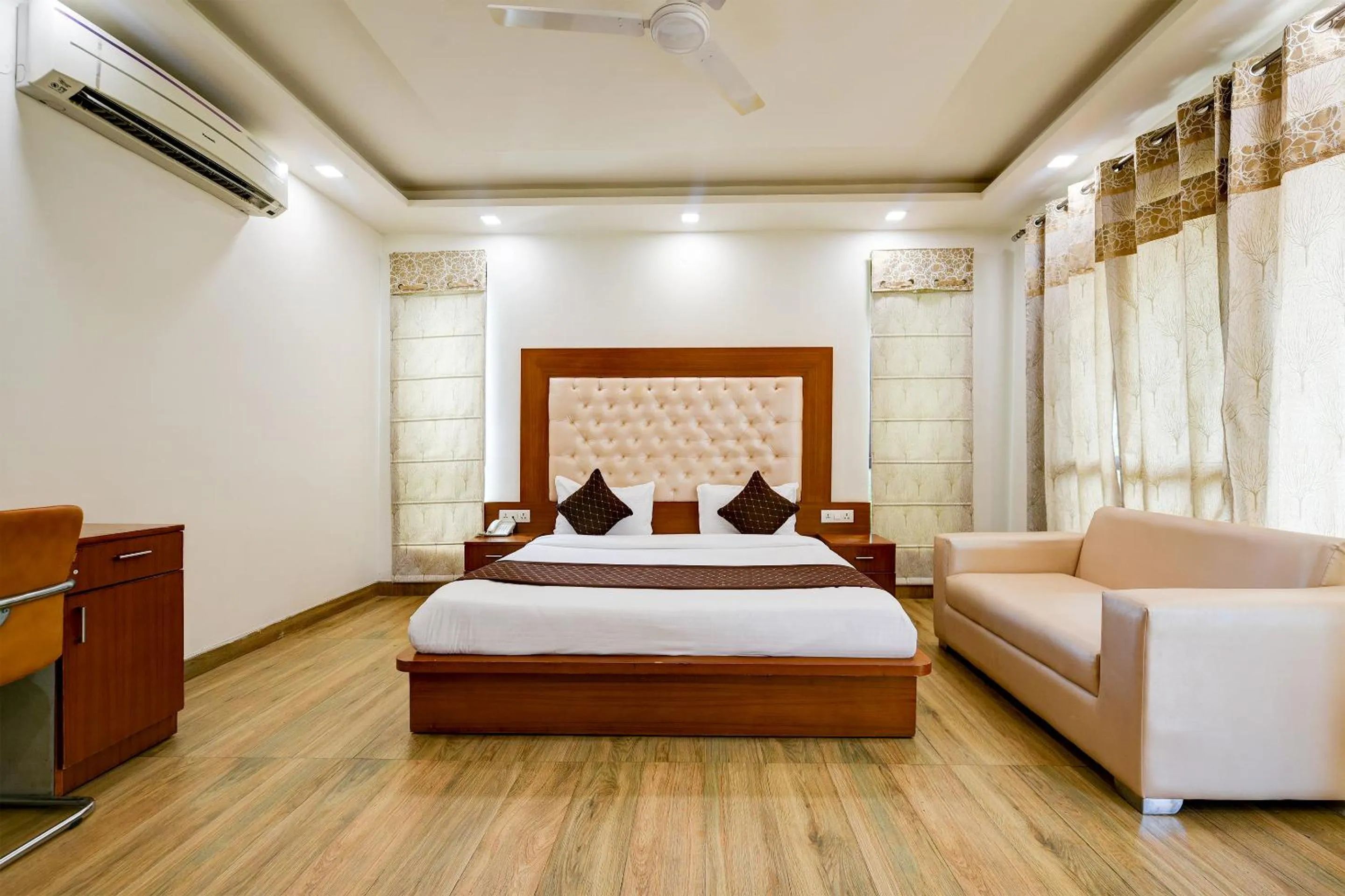 Bed in Hotel Leaf 9 Boutique, Near Golf Course Road and Galleria Market