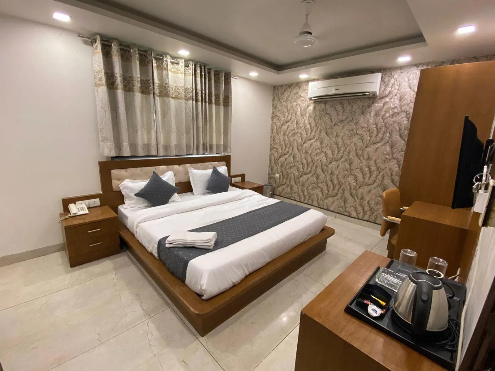Bed in Hotel Leaf 9 Boutique, Near Golf Course Road and Galleria Market