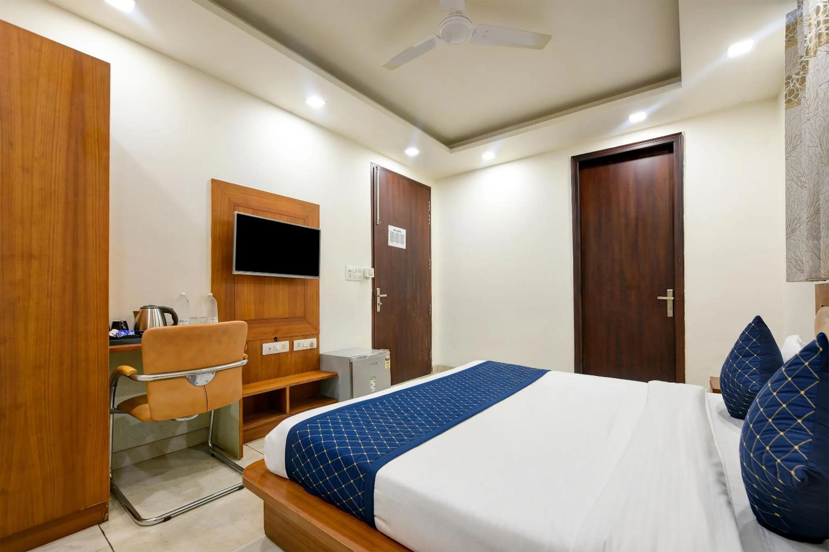 Bed in Hotel Leaf 9 Boutique, Near Golf Course Road and Galleria Market