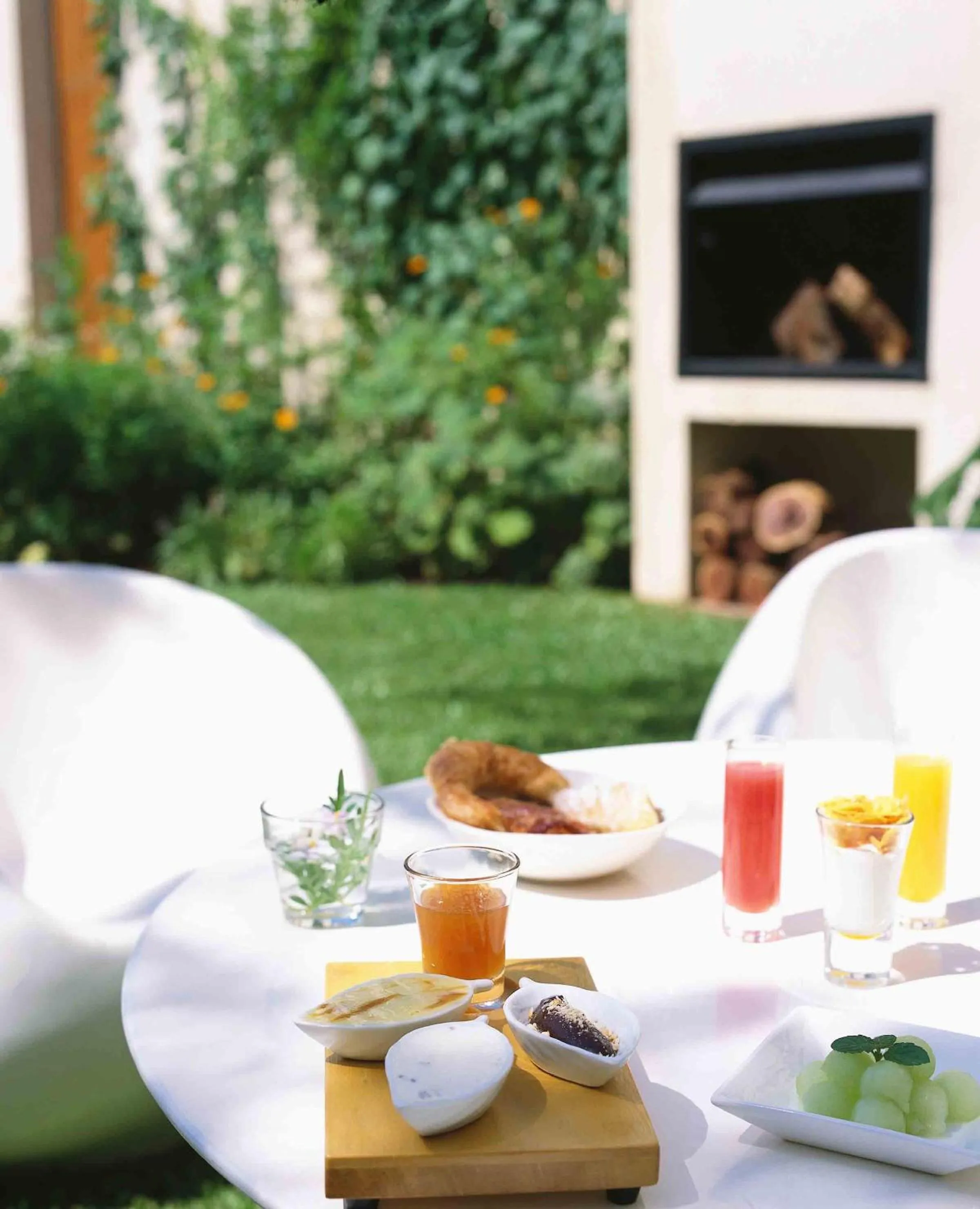 Restaurant/places to eat in Home Hotel