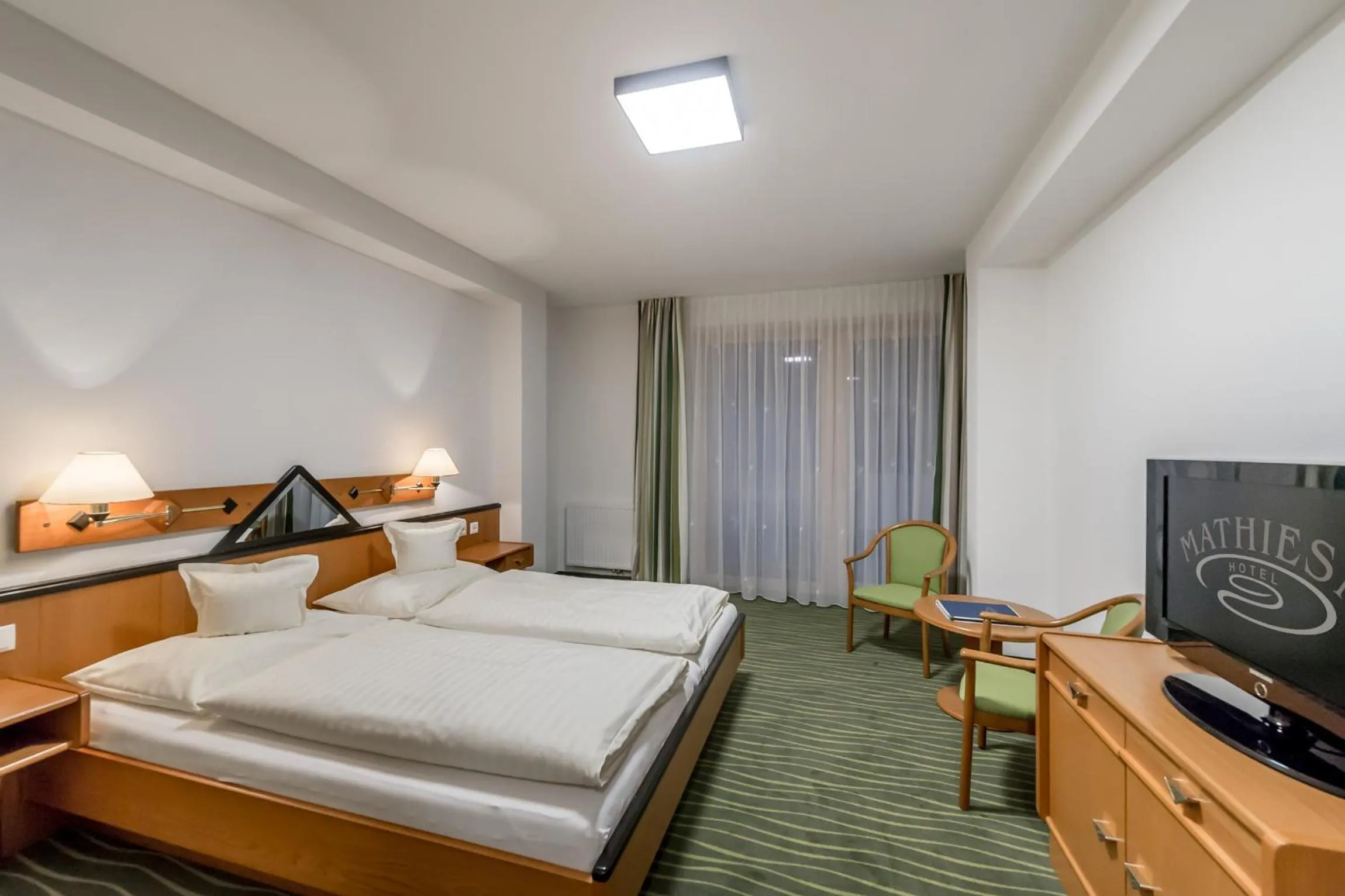 Bedroom, Bed in Hotel Mathiesn