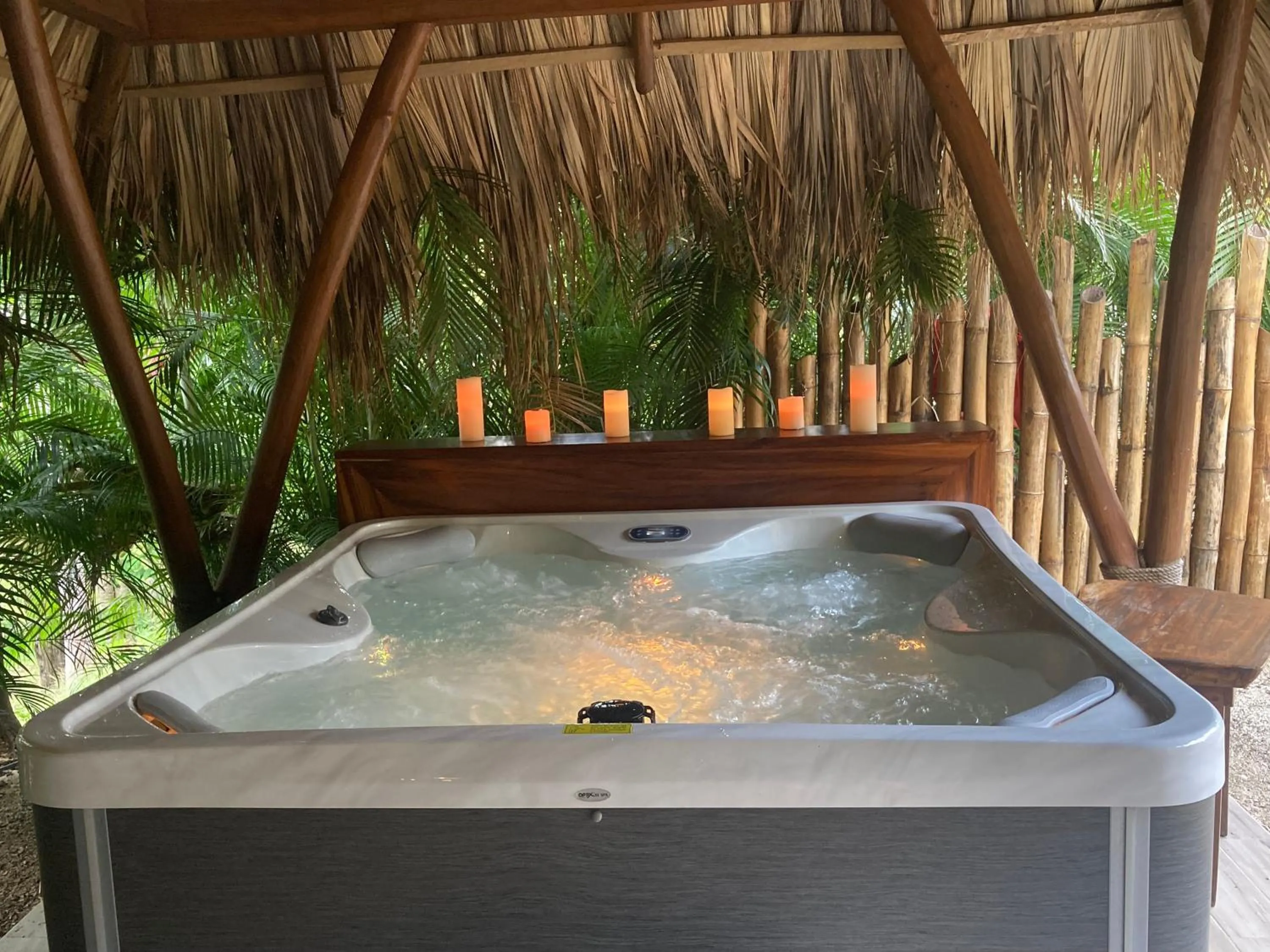 Hot Tub in Mikado Natural Lodge