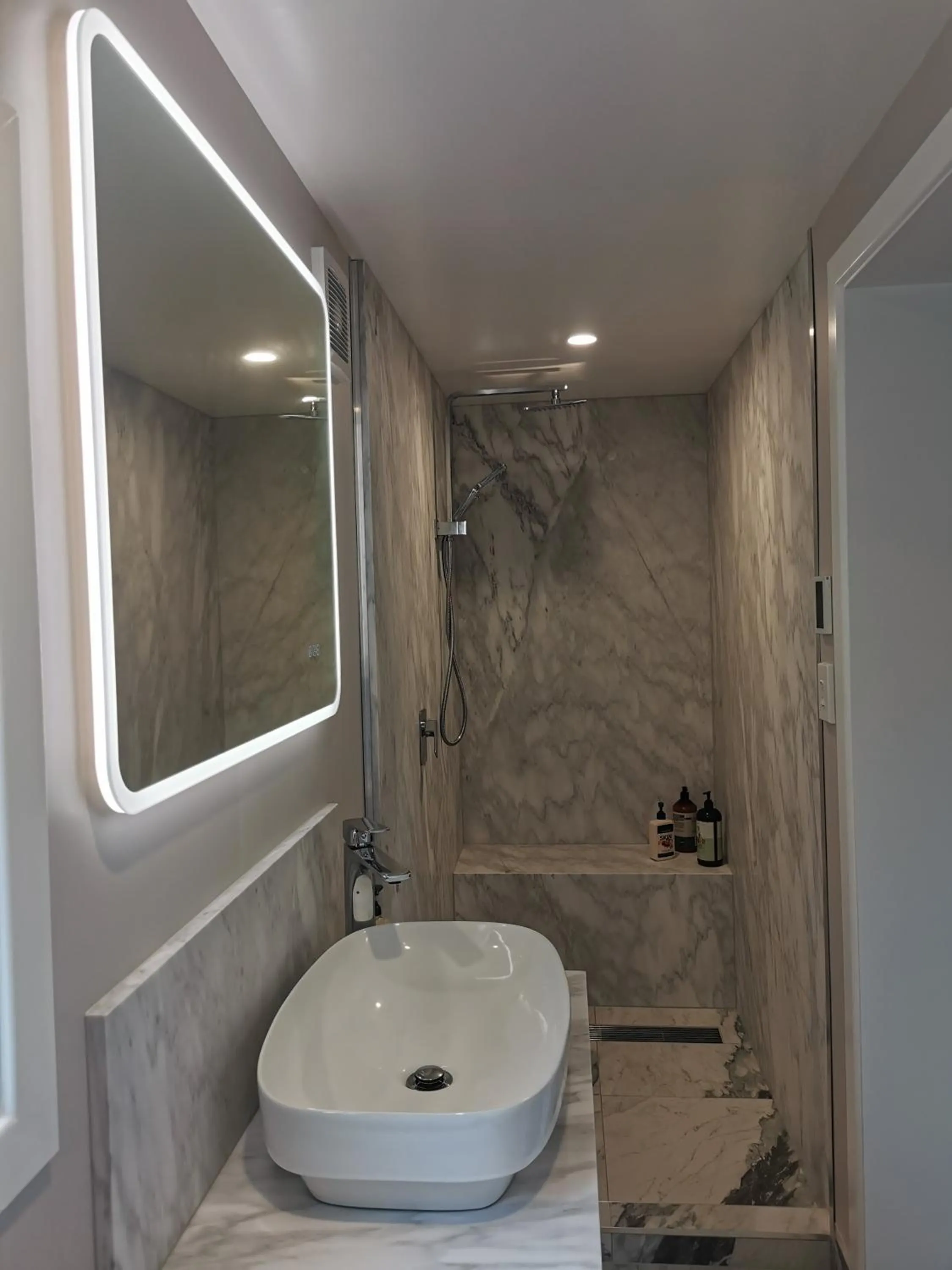 Shower in Geyser Lookout BnB