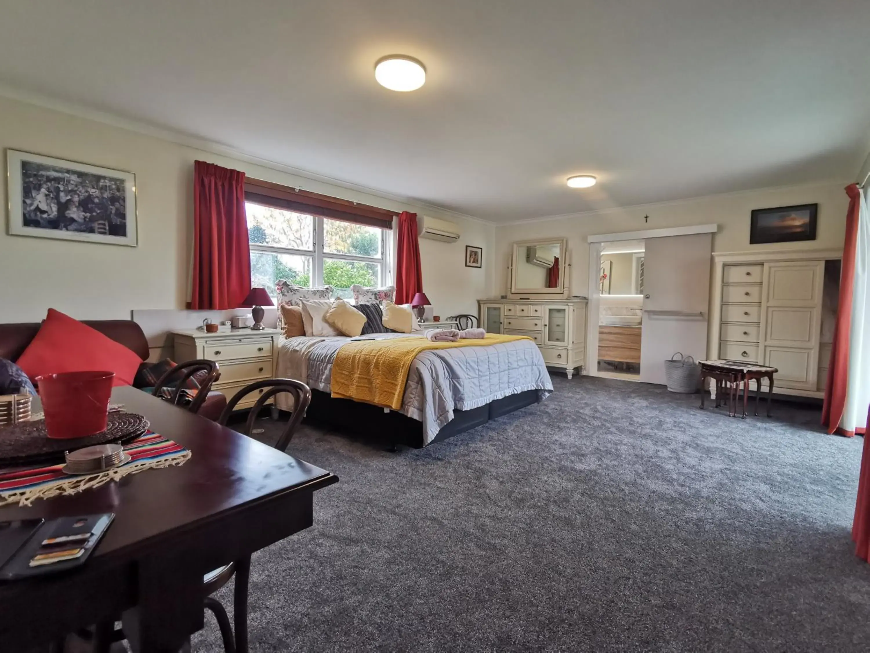 Deluxe Super King Room - single occupancy in Geyser Lookout BnB Deluxe Super King Room - single occupancy in Geyser Lookout BnB