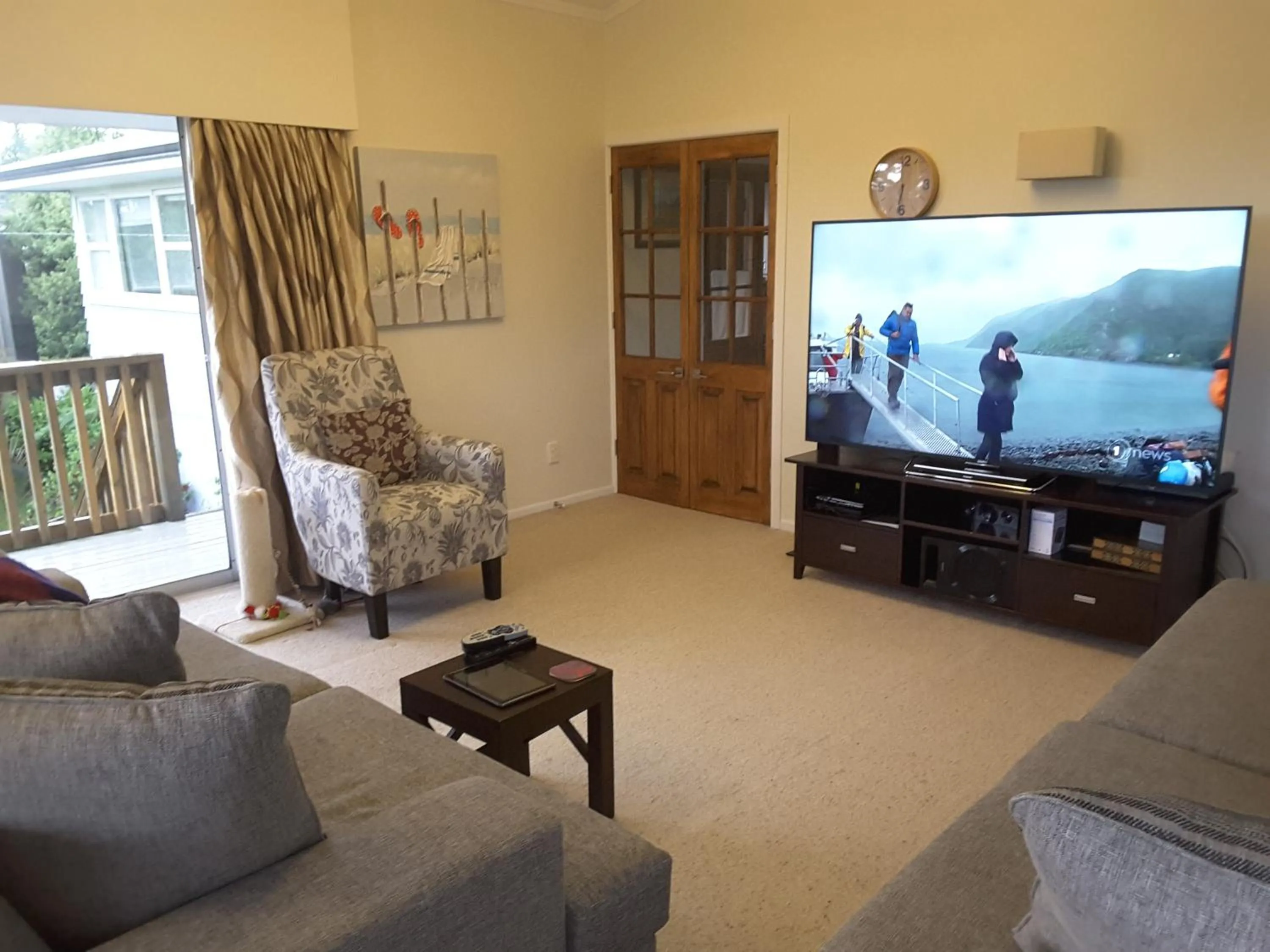 Communal lounge/ TV room in Geyser Lookout BnB