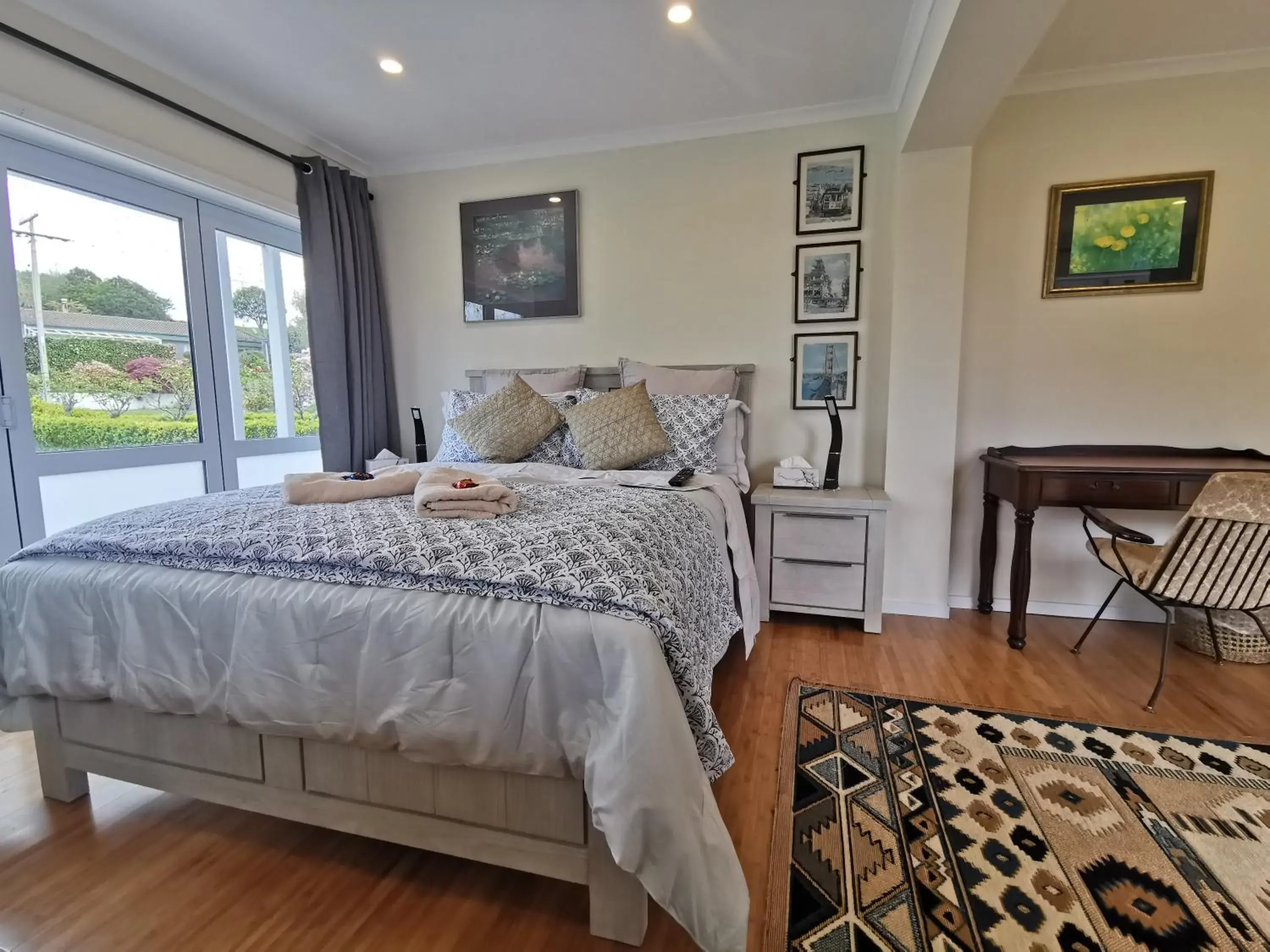 Queen Room with Deck in Geyser Lookout BnB Queen Room with Deck in Geyser Lookout BnB