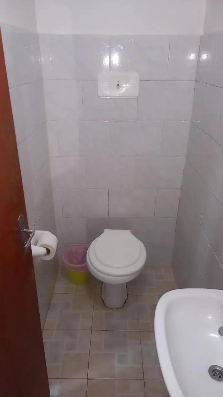 Toilet in Hostel Park Iguazu