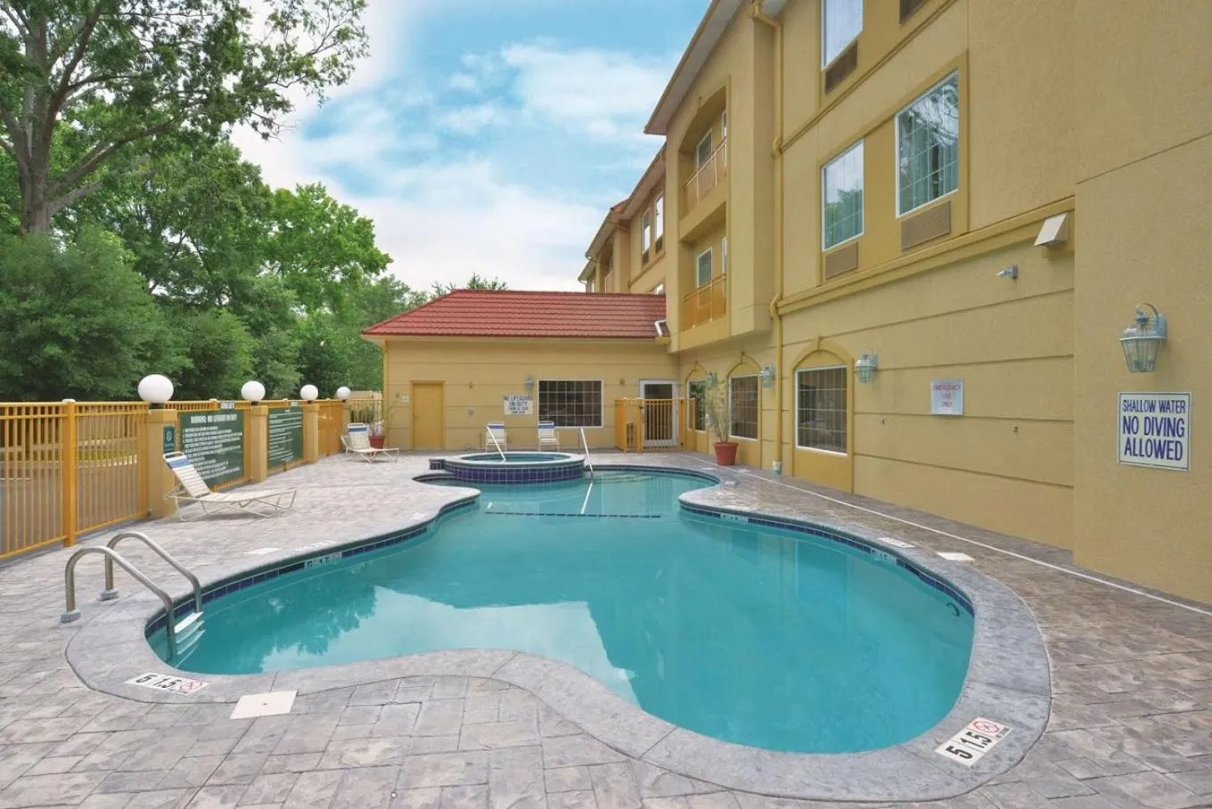 Swimming pool in La Quinta by Wyndham Savannah Airport - Pooler