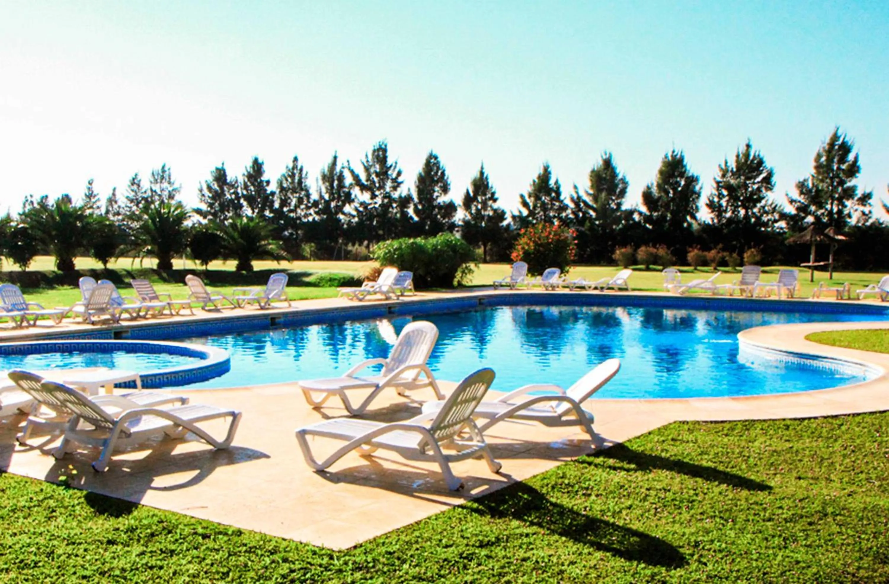 Swimming pool in Wyndham Garden Campana