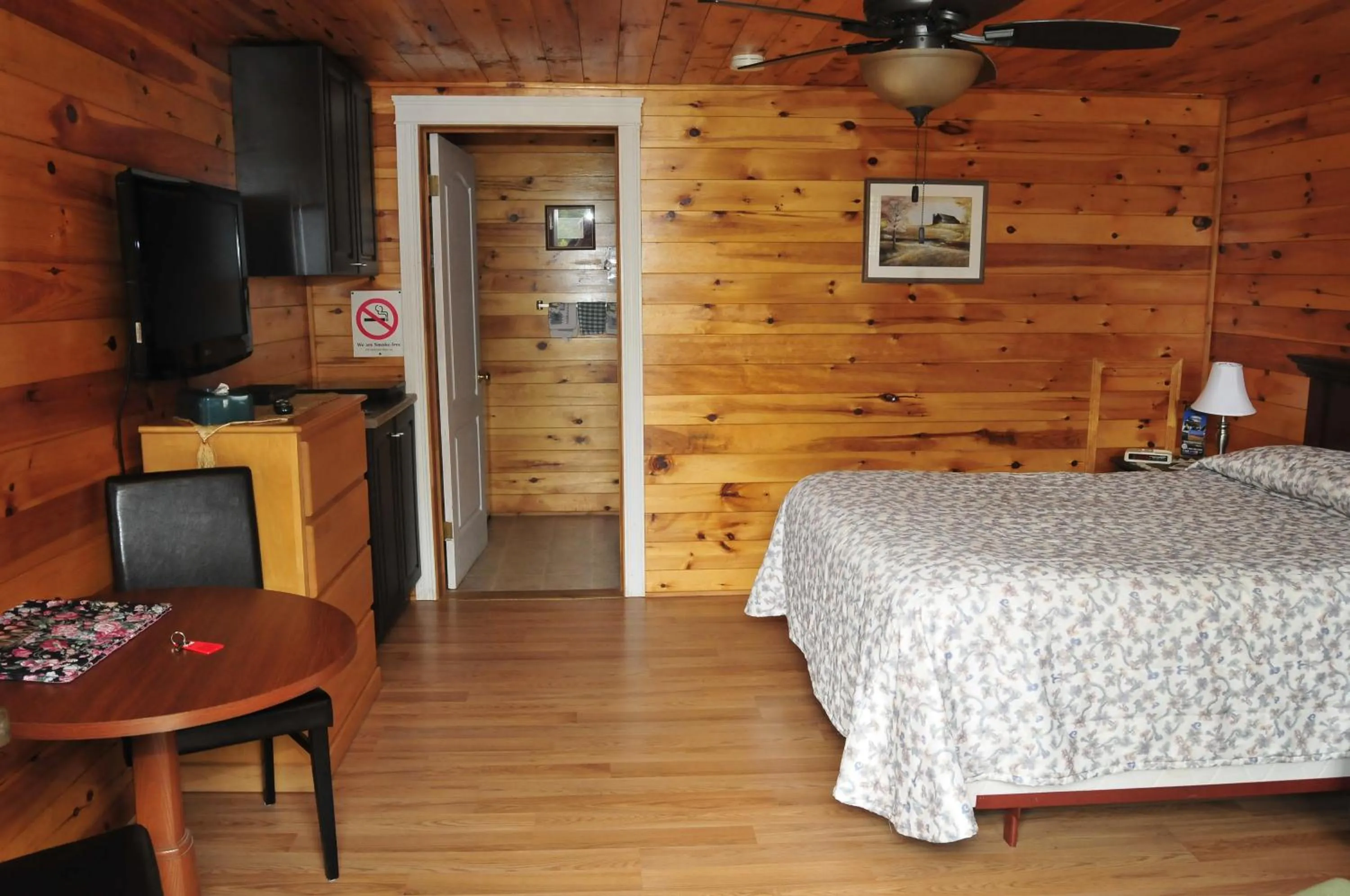 Bed in North Rustico Motel & Cottages