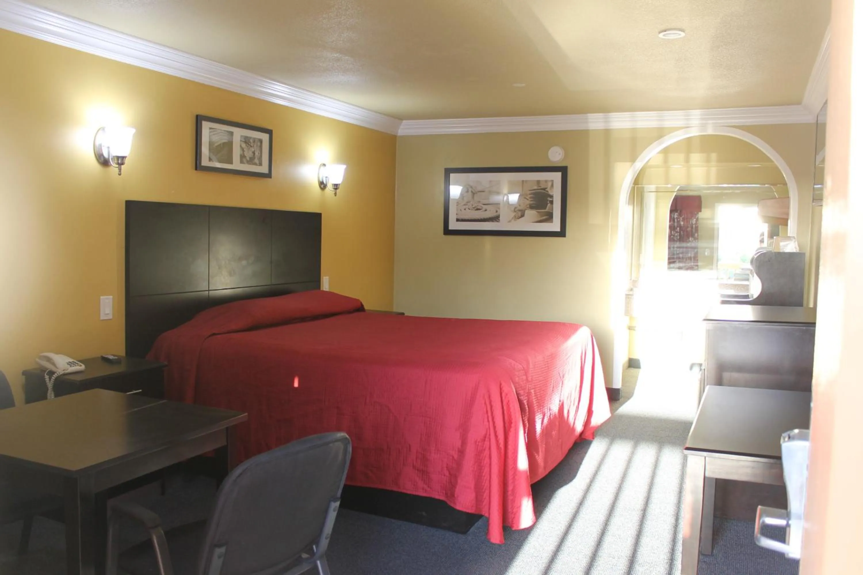 Photo of the whole room, Bed in El Rancho Inn