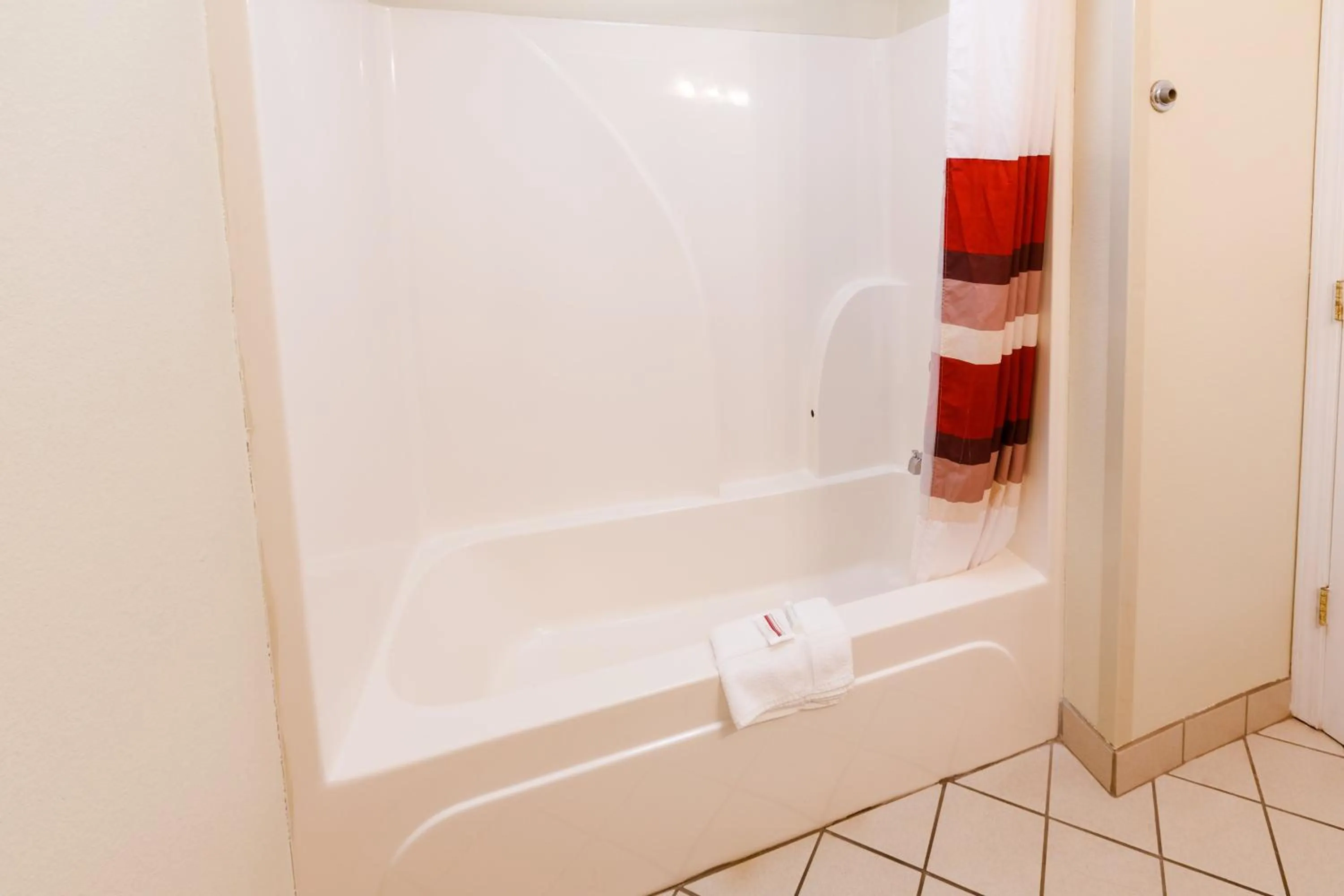 Bathroom in Red Roof Inn PLUS+ Danville, KY