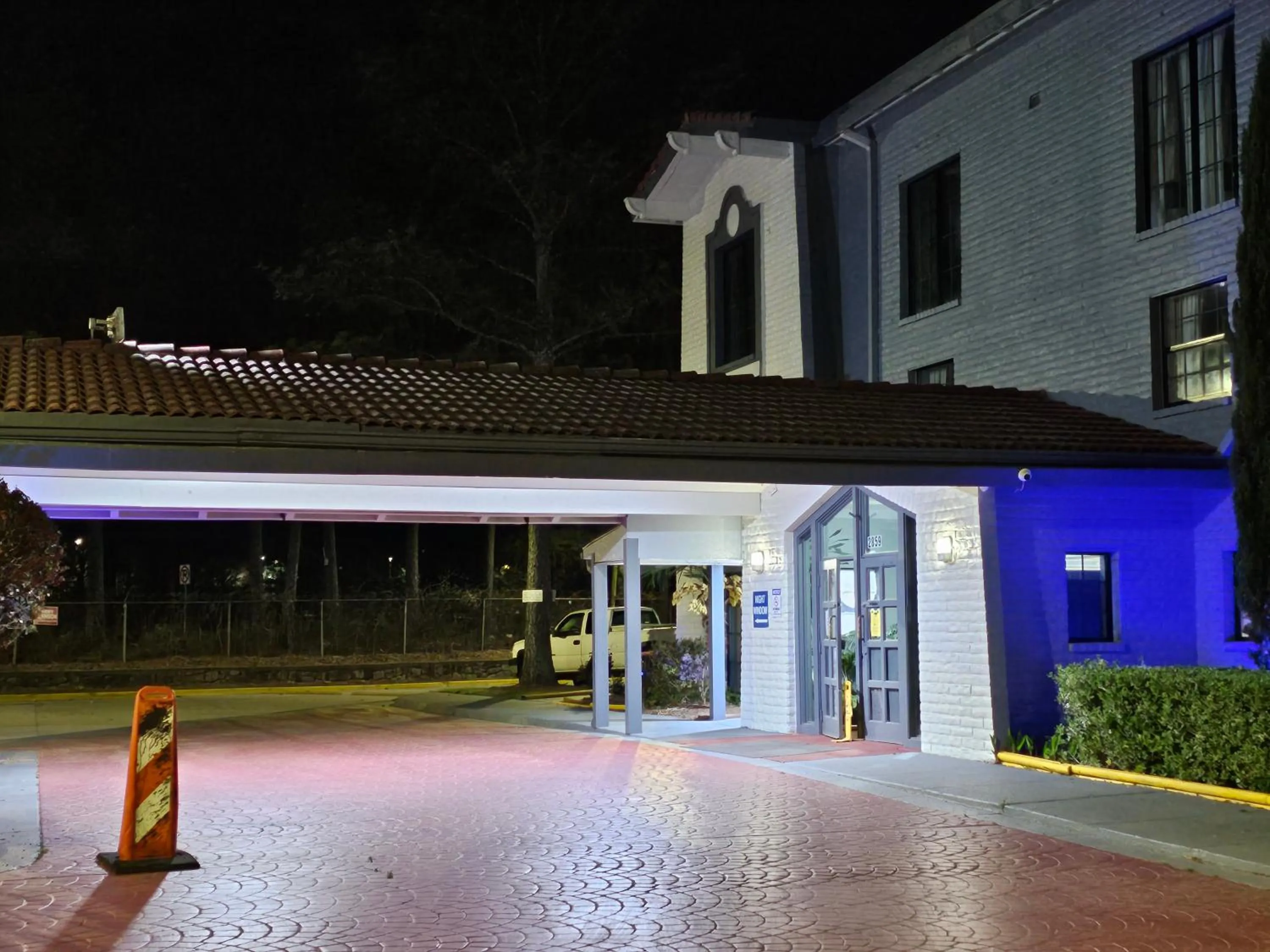 Property building in Knights Inn - Lithonia