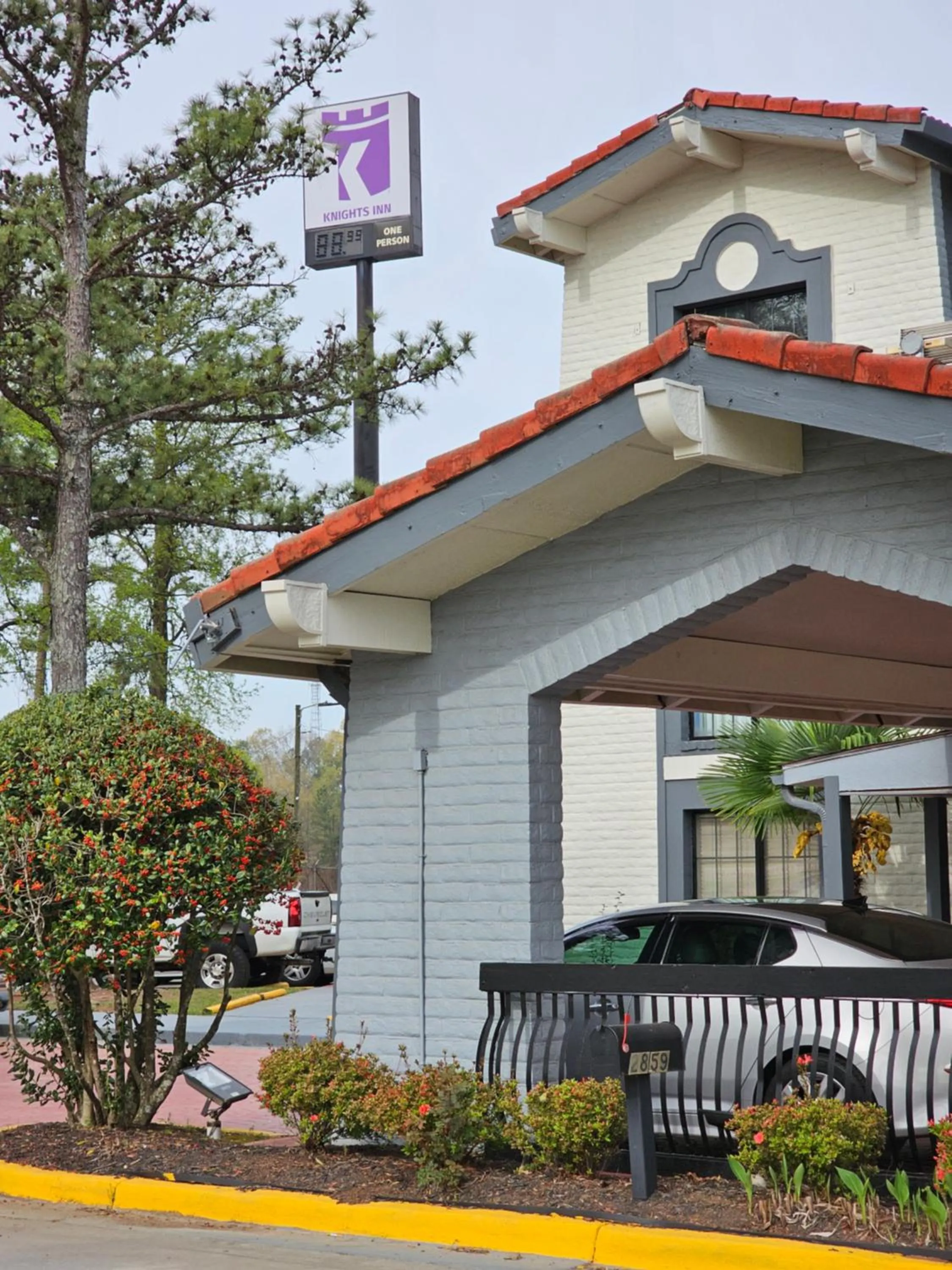 Property building in Knights Inn - Lithonia