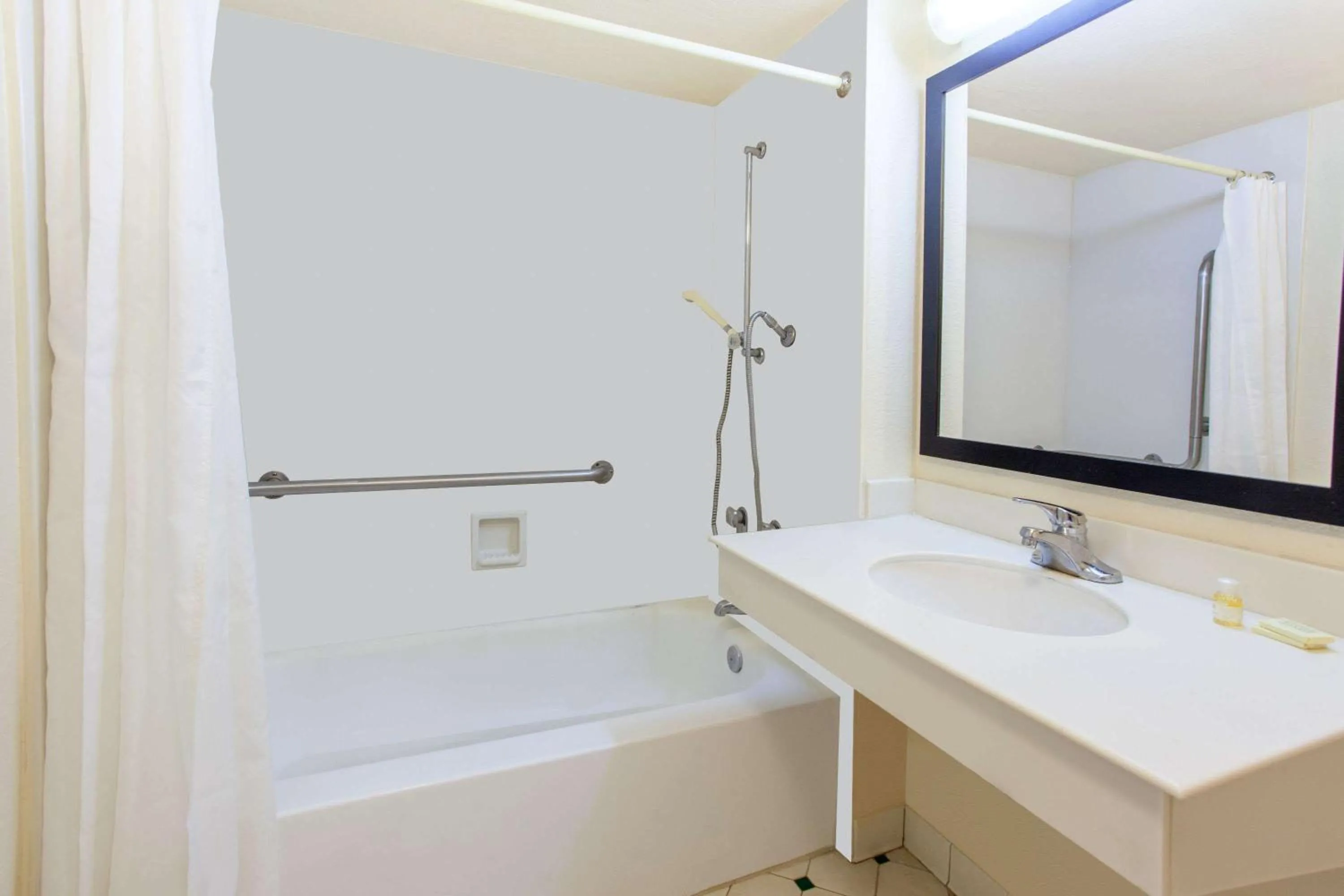 Photo of the whole room in Knights Inn - Lithonia