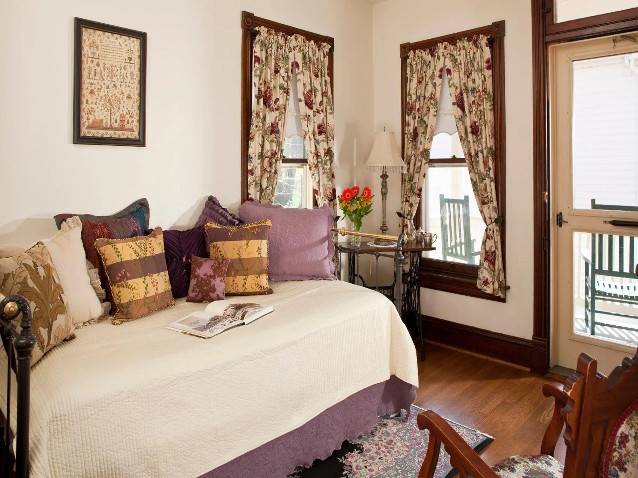 Day, Bed in Brickhouse Inn B&B