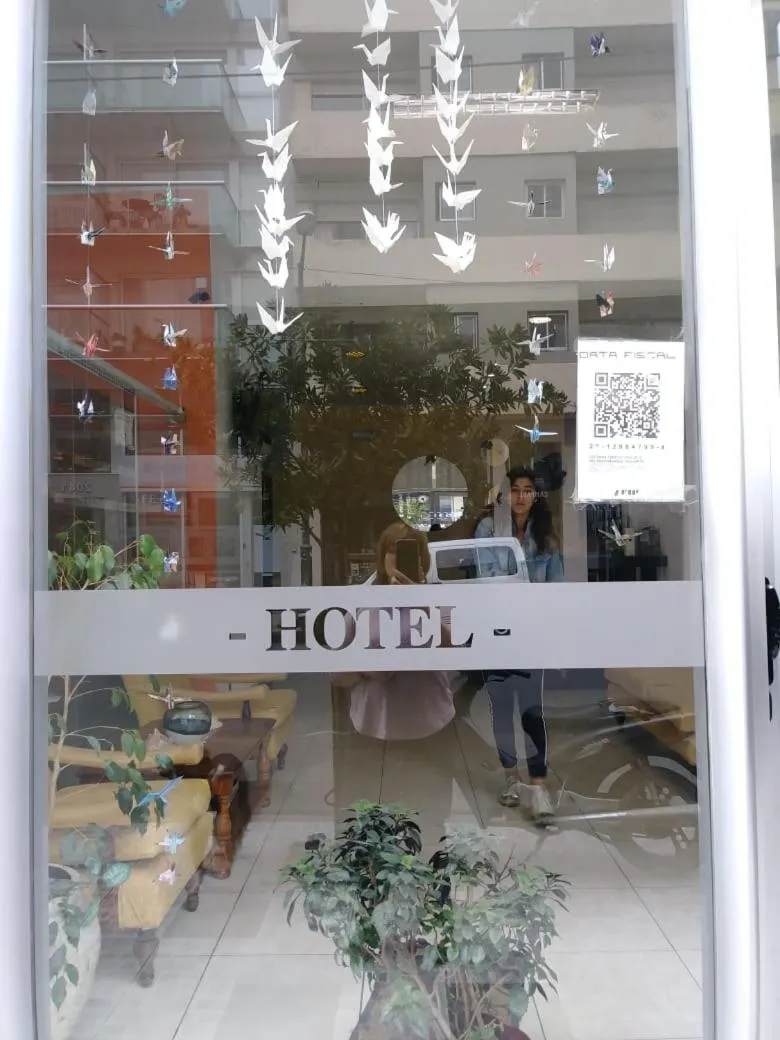 Text overlay in Hotel Atlantic