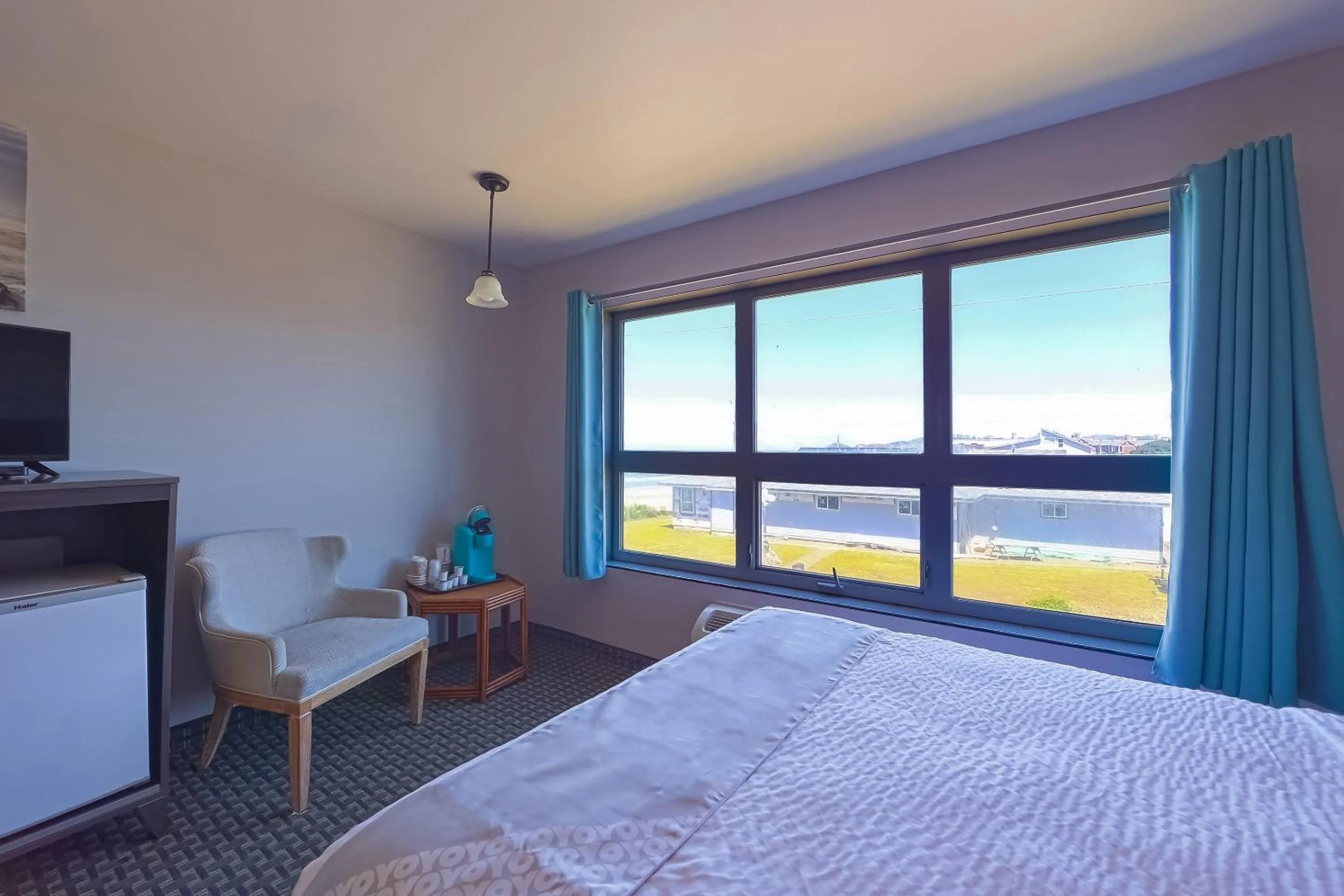 Bedroom, Bed in Waves Hotel NYE Beach - Newport OR