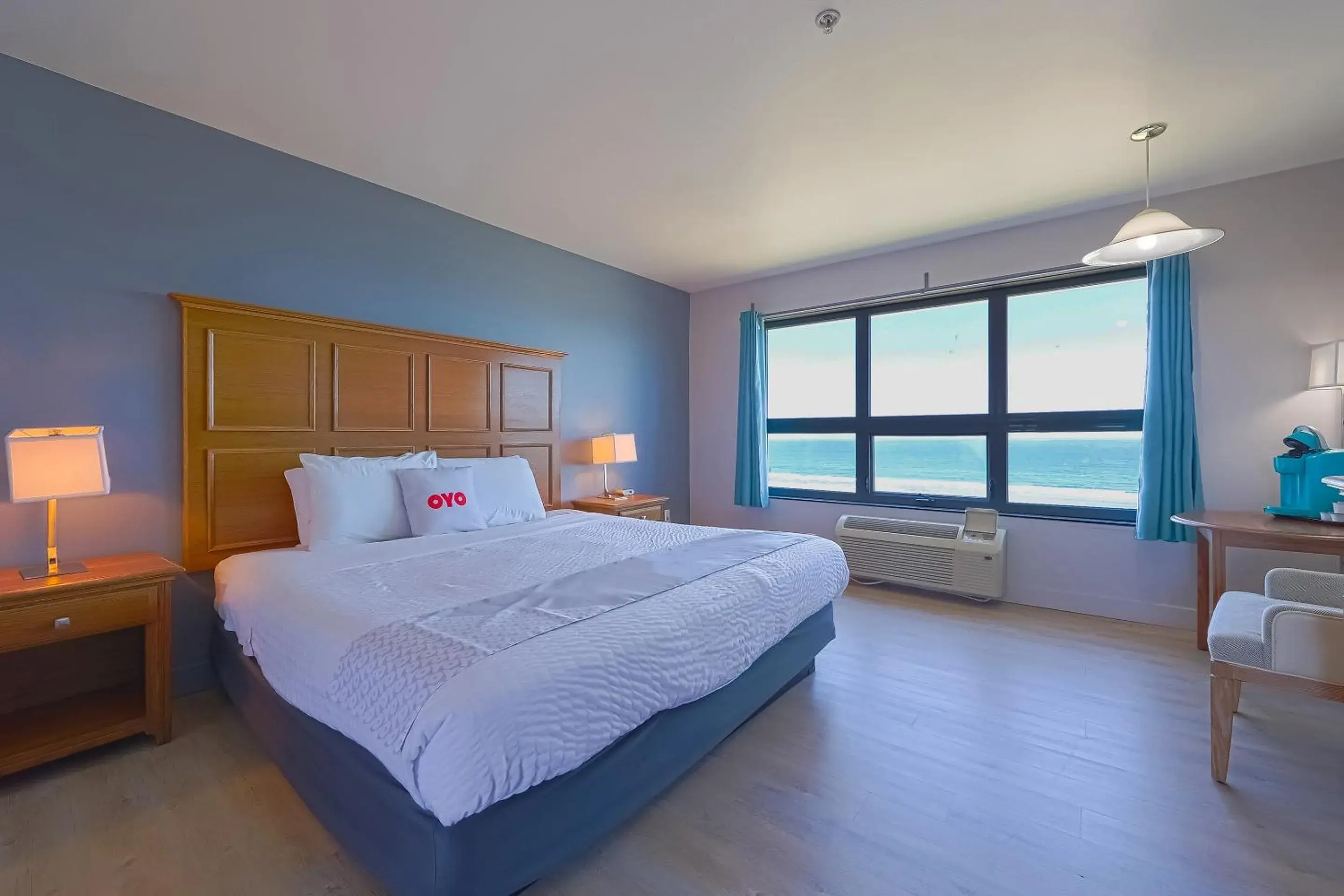 King Bed with Ocean view in Waves Hotel NYE Beach - Newport OR King Bed with Ocean view in Waves Hotel NYE Beach - Newport OR