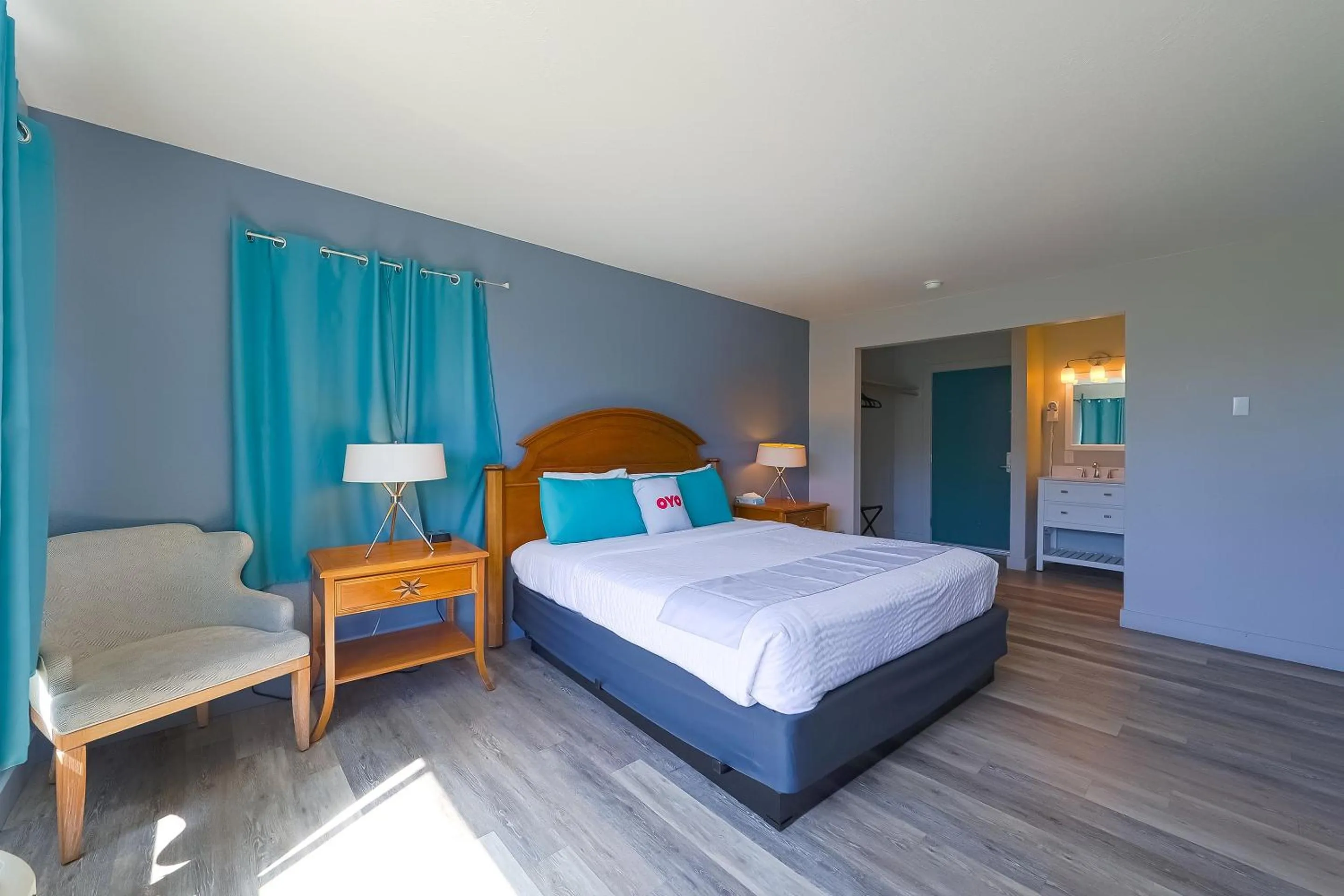 Bedroom, Bed in Waves Hotel NYE Beach - Newport OR