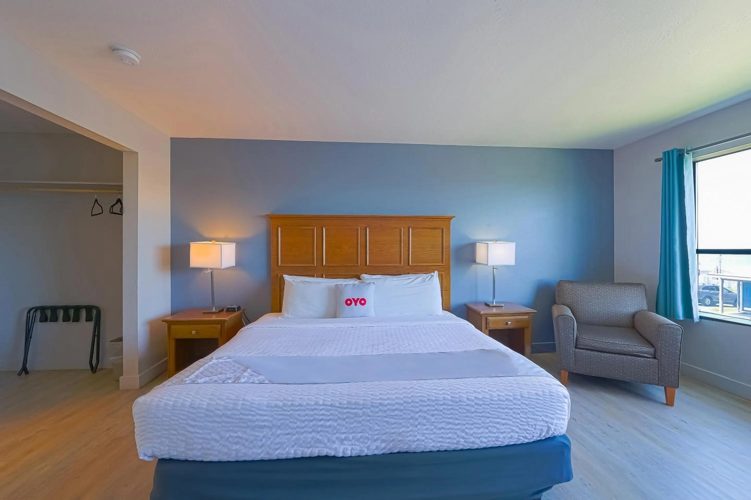 Bedroom, Bed in Waves Hotel NYE Beach - Newport OR