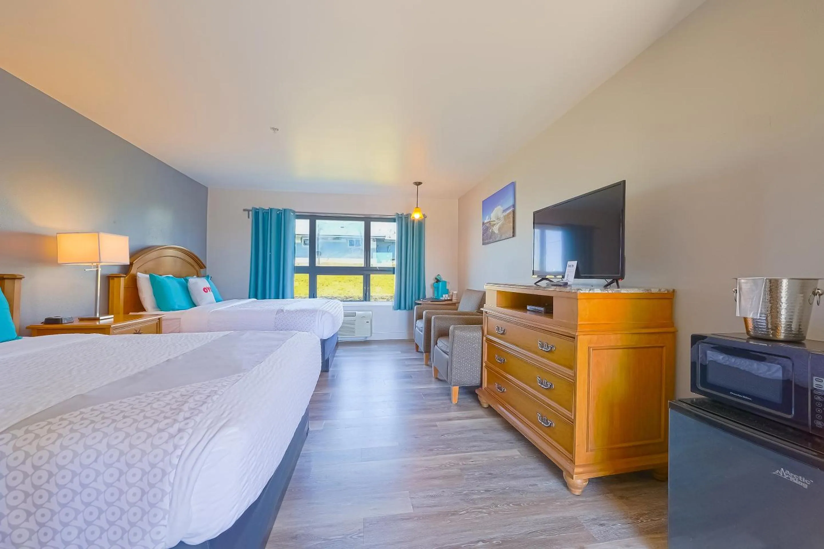 Bedroom, Bed in Waves Hotel NYE Beach - Newport OR