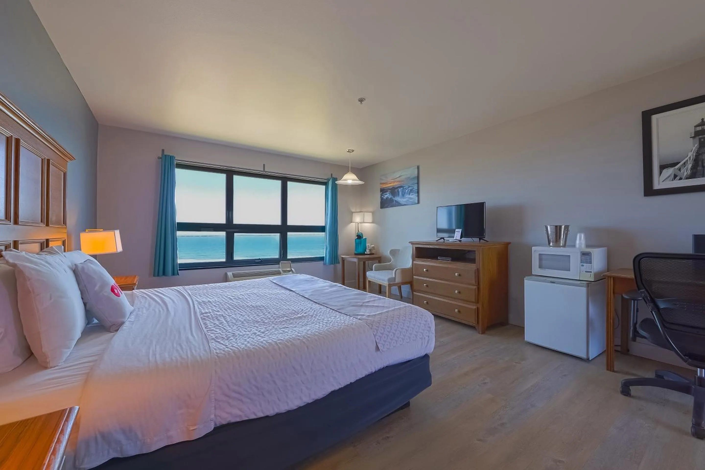 Bedroom, Bed in Waves Hotel NYE Beach - Newport OR