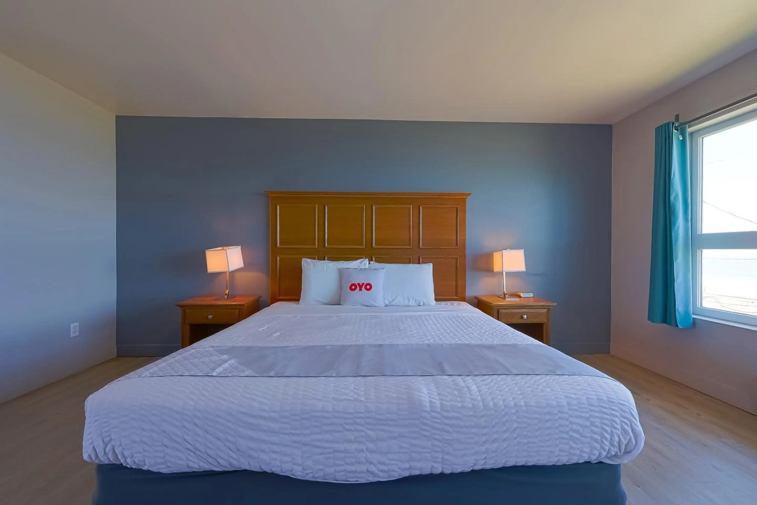 Bedroom, Bed in Waves Hotel NYE Beach - Newport OR