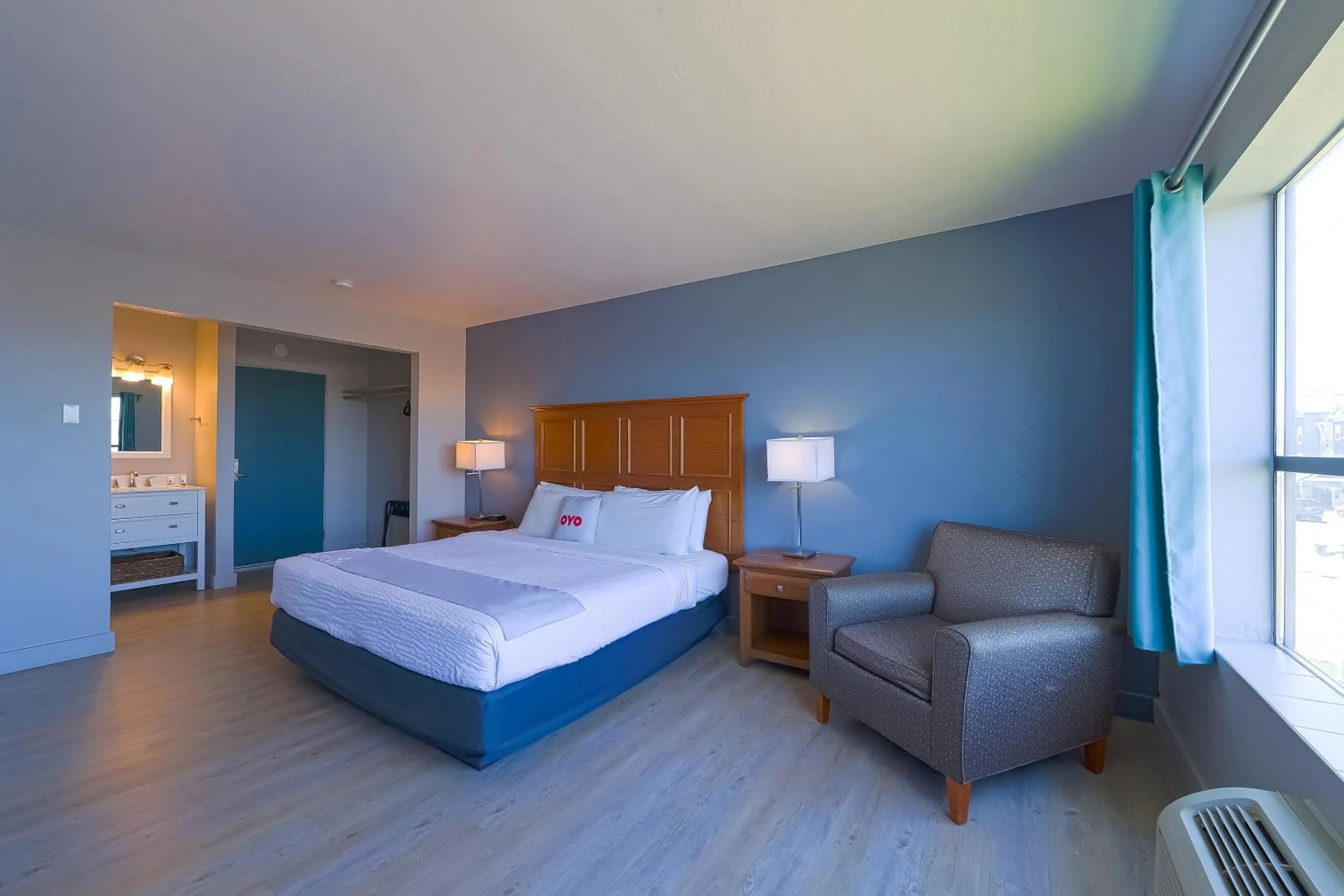 Bedroom, Bed in Waves Hotel NYE Beach - Newport OR