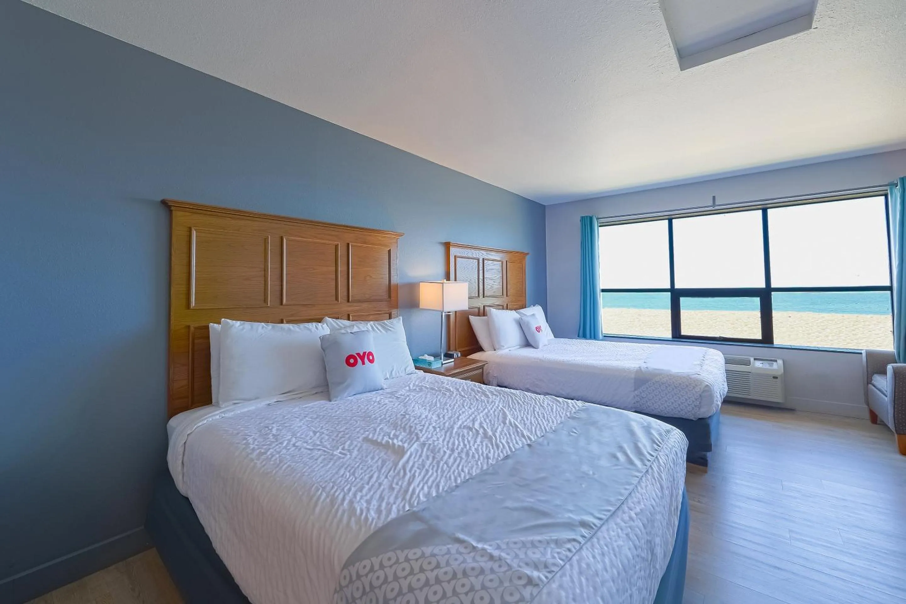 Bedroom, Bed in Waves Hotel NYE Beach - Newport OR