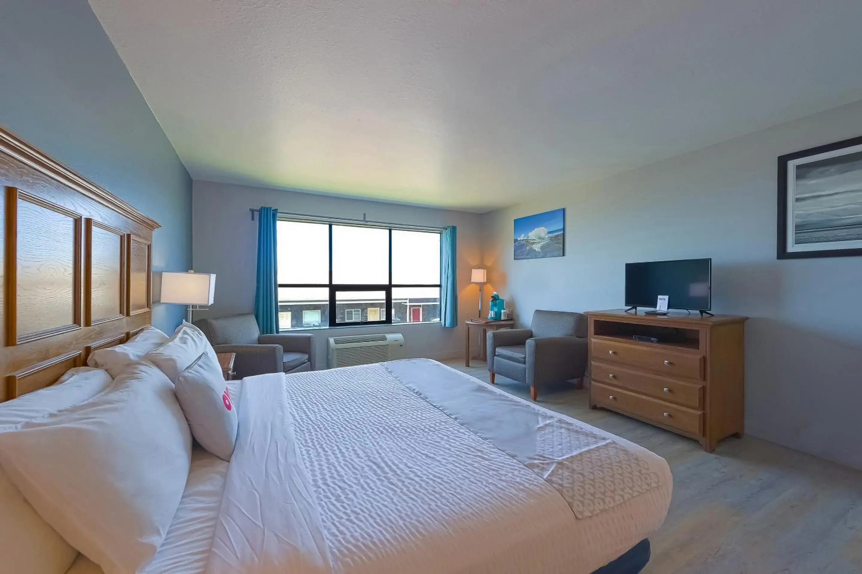 Bedroom, Bed in Waves Hotel NYE Beach - Newport OR Bedroom, Bed in Waves Hotel NYE Beach - Newport OR