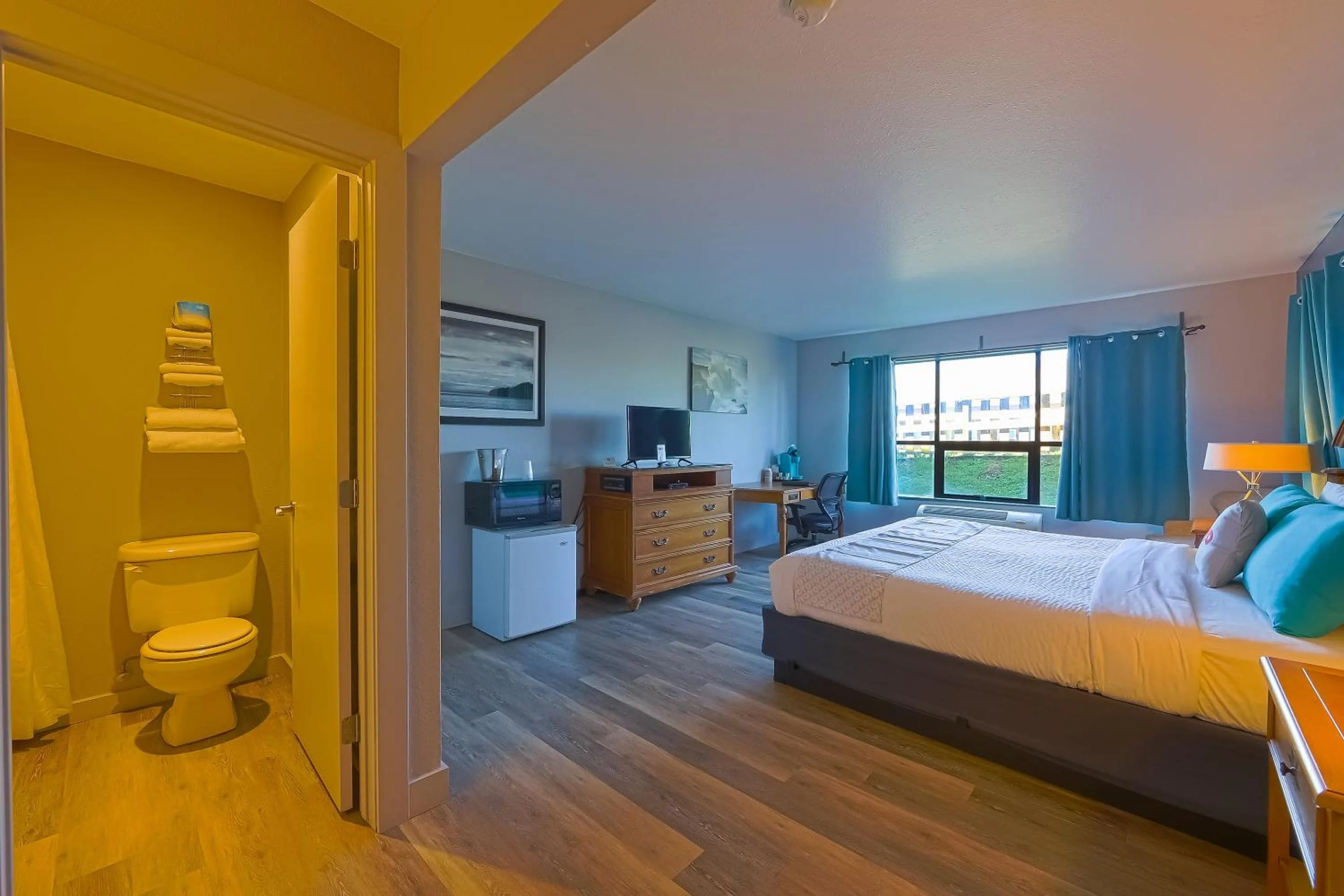 Bedroom, Bed in Waves Hotel NYE Beach - Newport OR