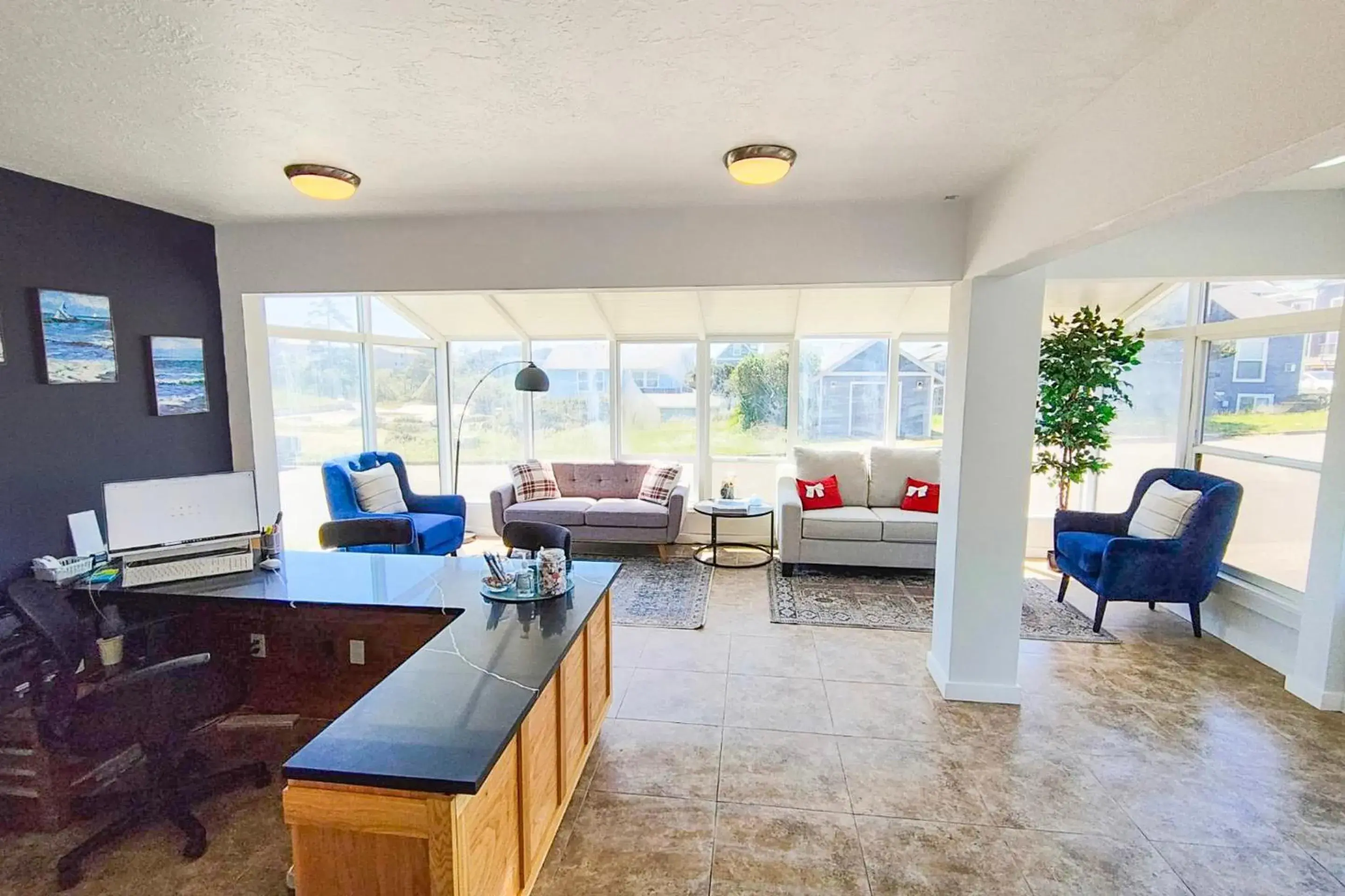 Lobby or reception in Waves Hotel NYE Beach - Newport OR Lobby or reception in Waves Hotel NYE Beach - Newport OR