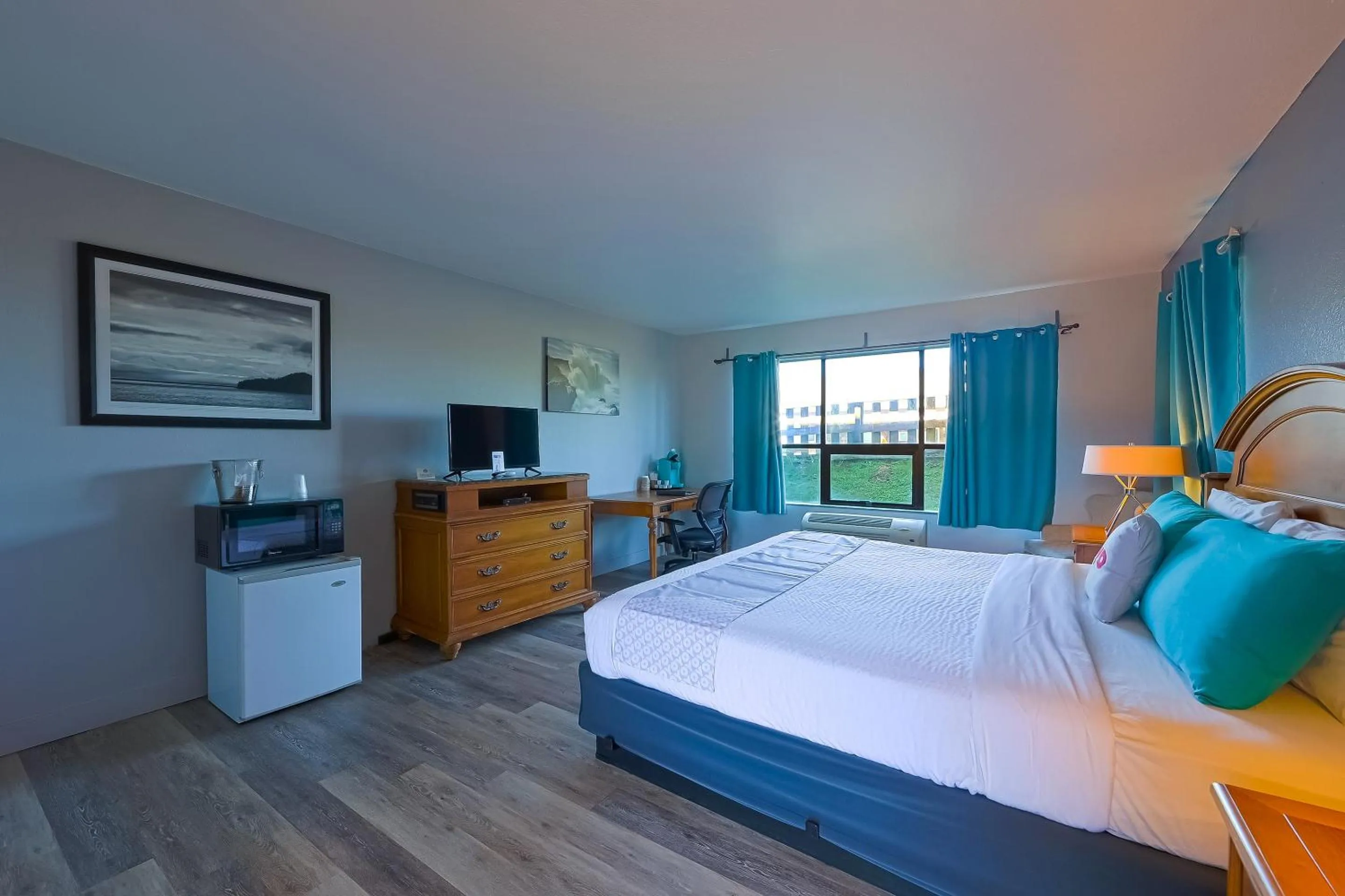 Bedroom, Bed in Waves Hotel NYE Beach - Newport OR