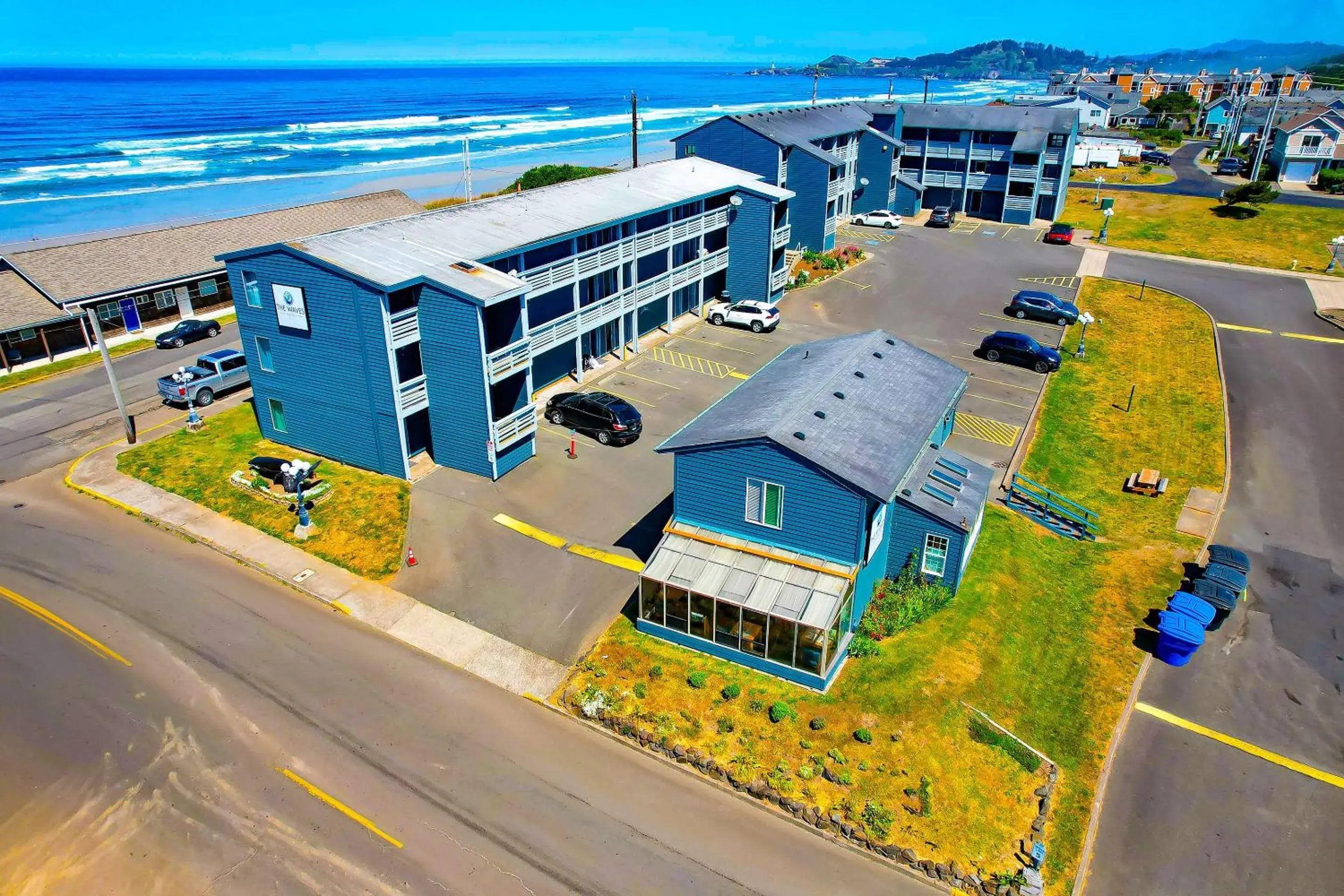 Facade/entrance in Waves Hotel NYE Beach - Newport OR Facade/entrance in Waves Hotel NYE Beach - Newport OR
