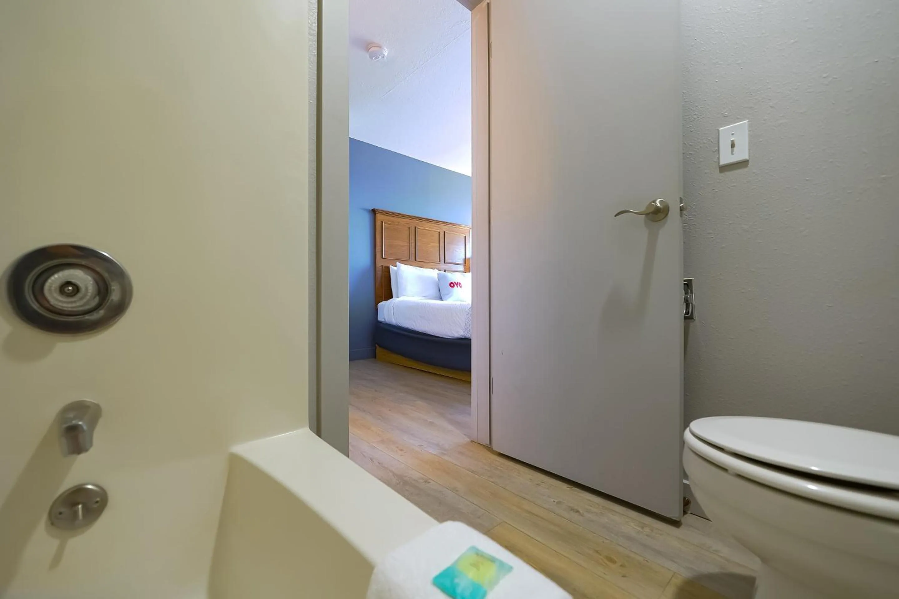 Bathroom, Bed in Waves Hotel NYE Beach - Newport OR