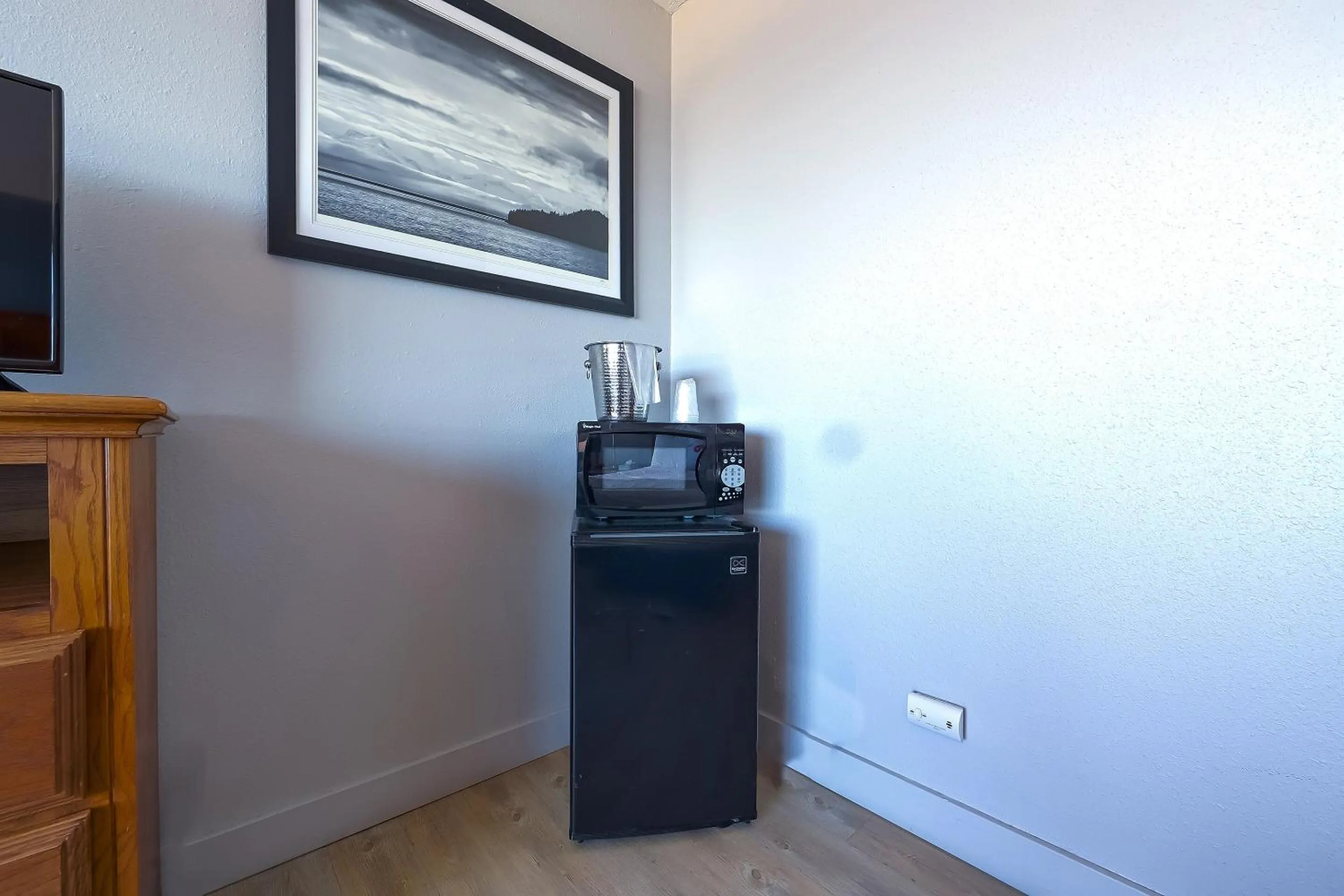 Bedroom in Waves Hotel NYE Beach - Newport OR