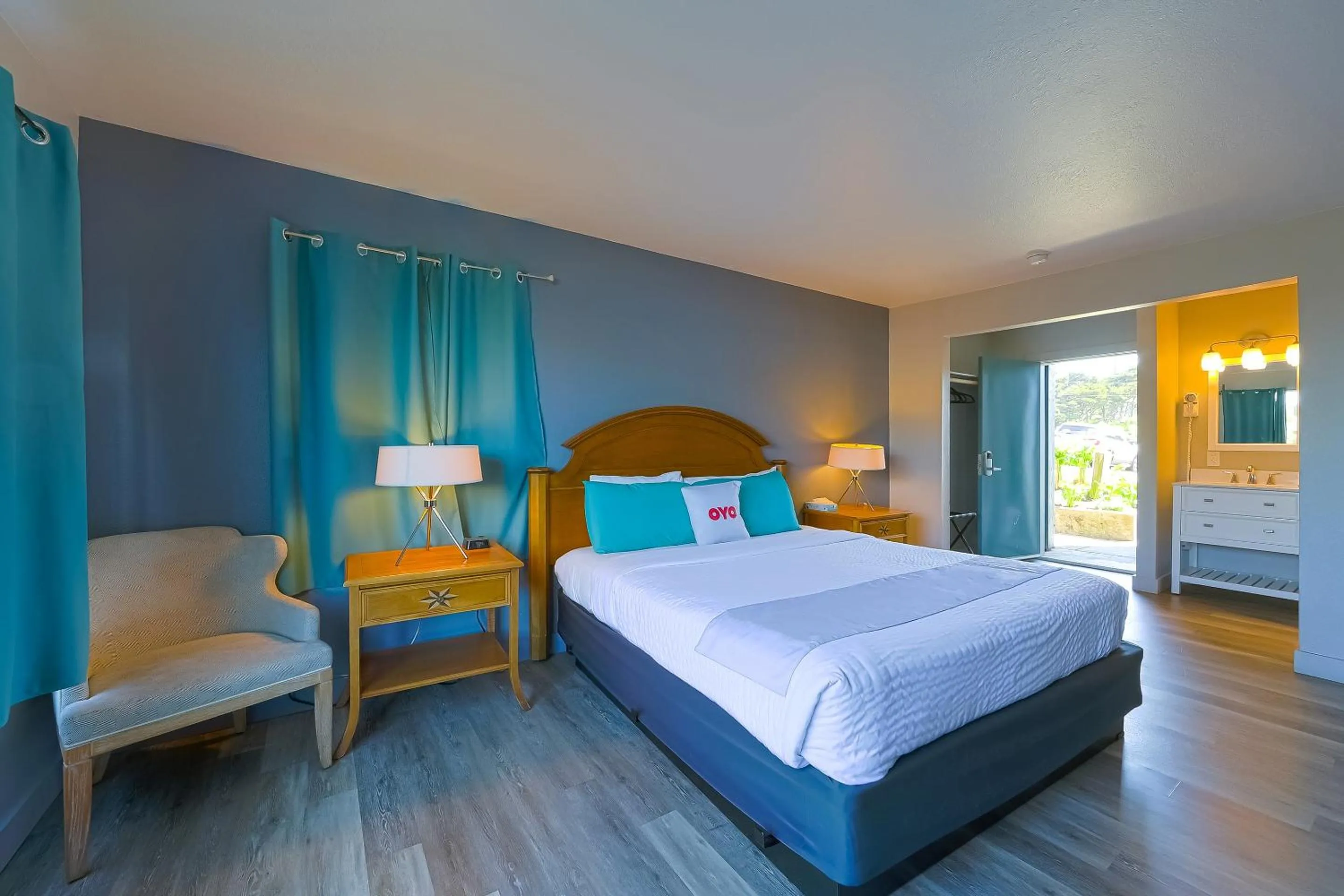 Bedroom, Bed in Waves Hotel NYE Beach - Newport OR