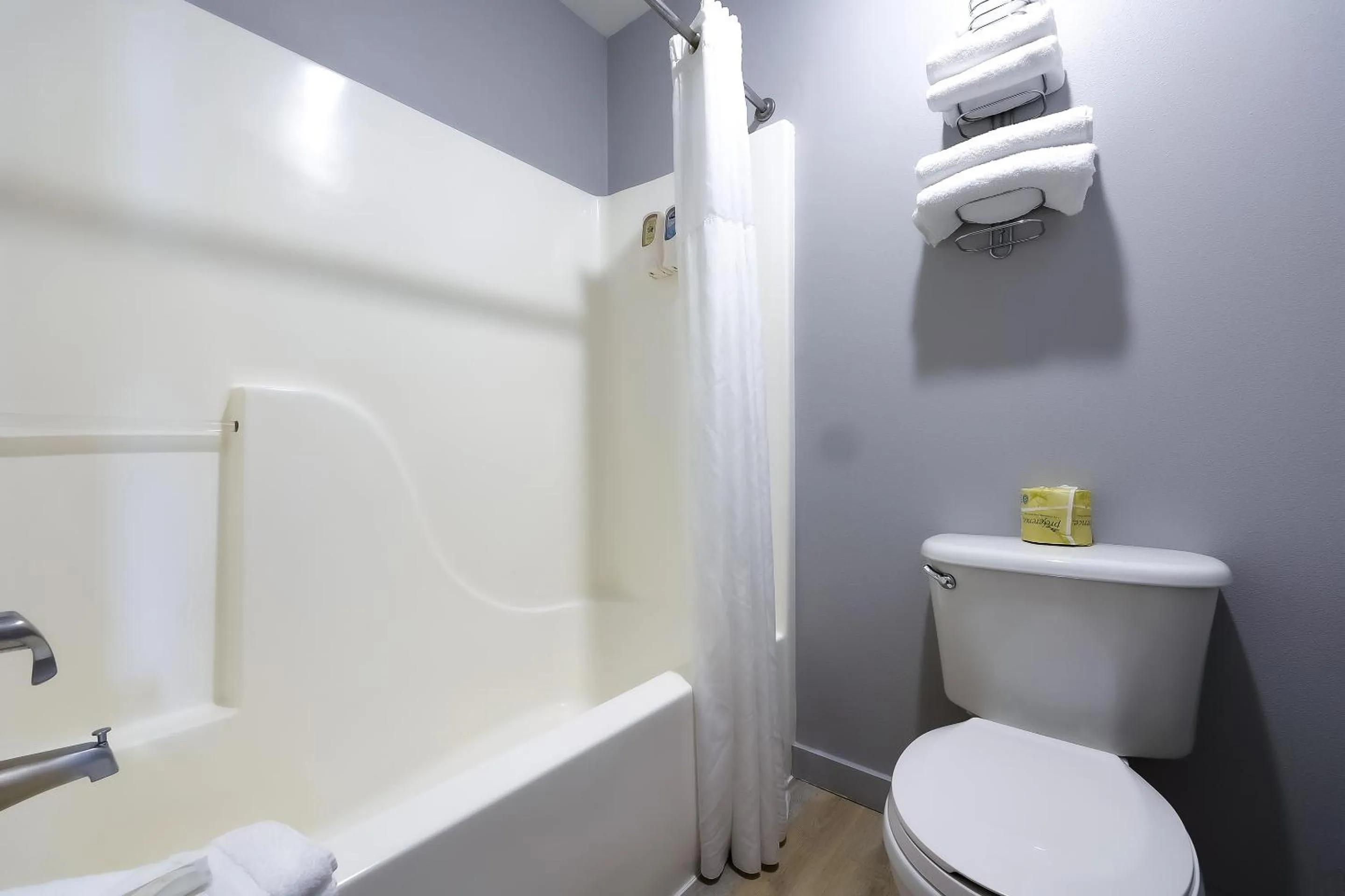 Bathroom in Waves Hotel NYE Beach - Newport OR