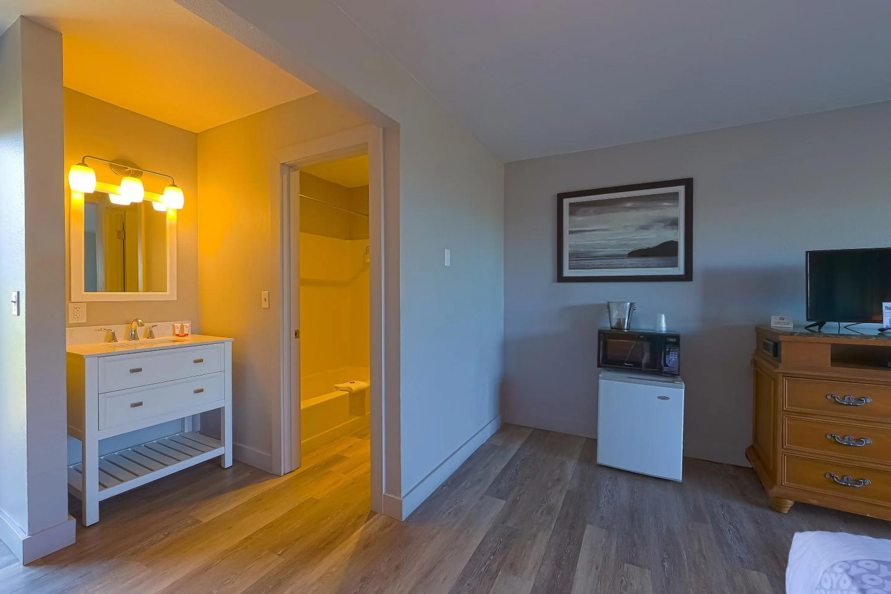 Bedroom in Waves Hotel NYE Beach - Newport OR