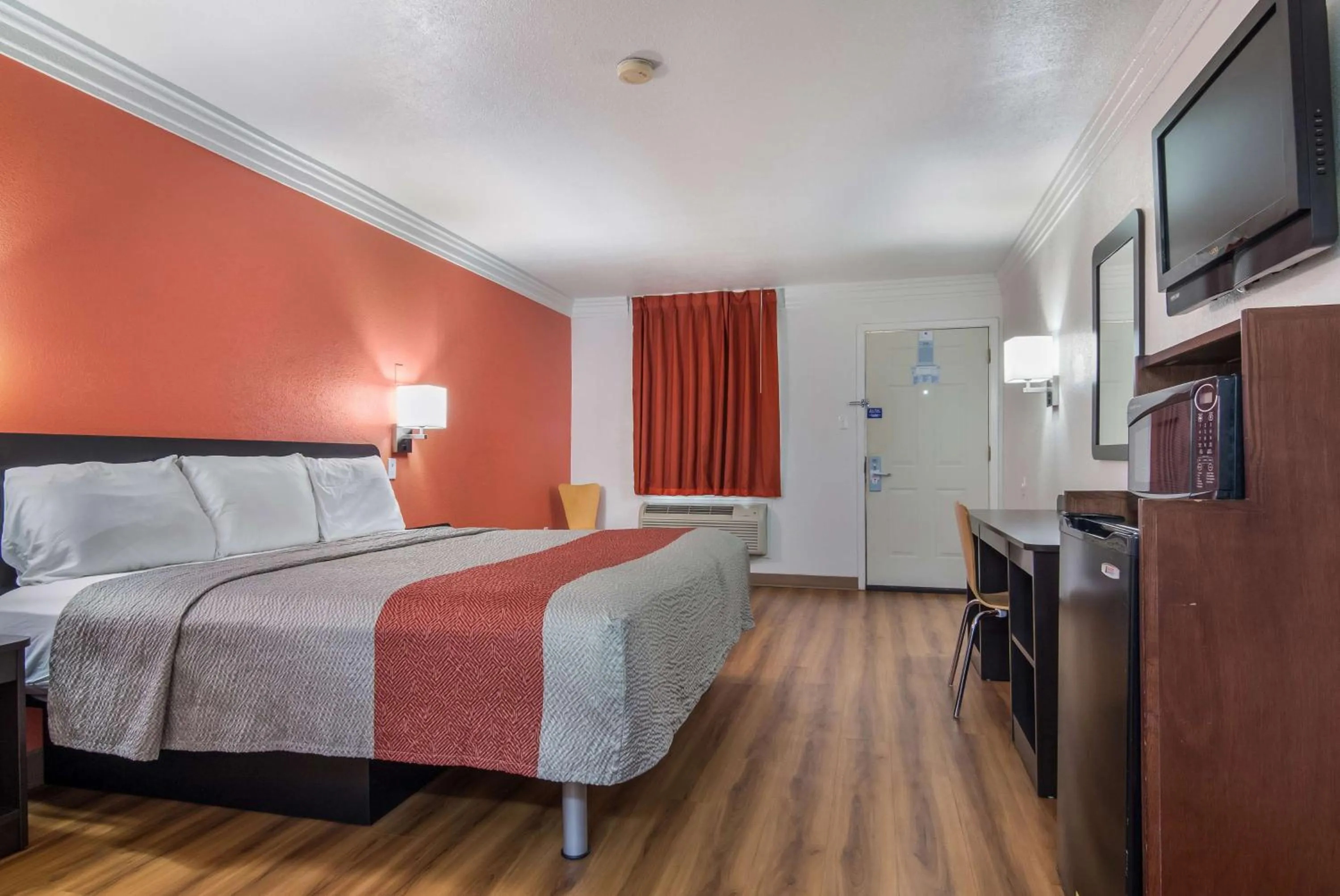 Photo of the whole room, Bed in Motel 6-Marshall, TX