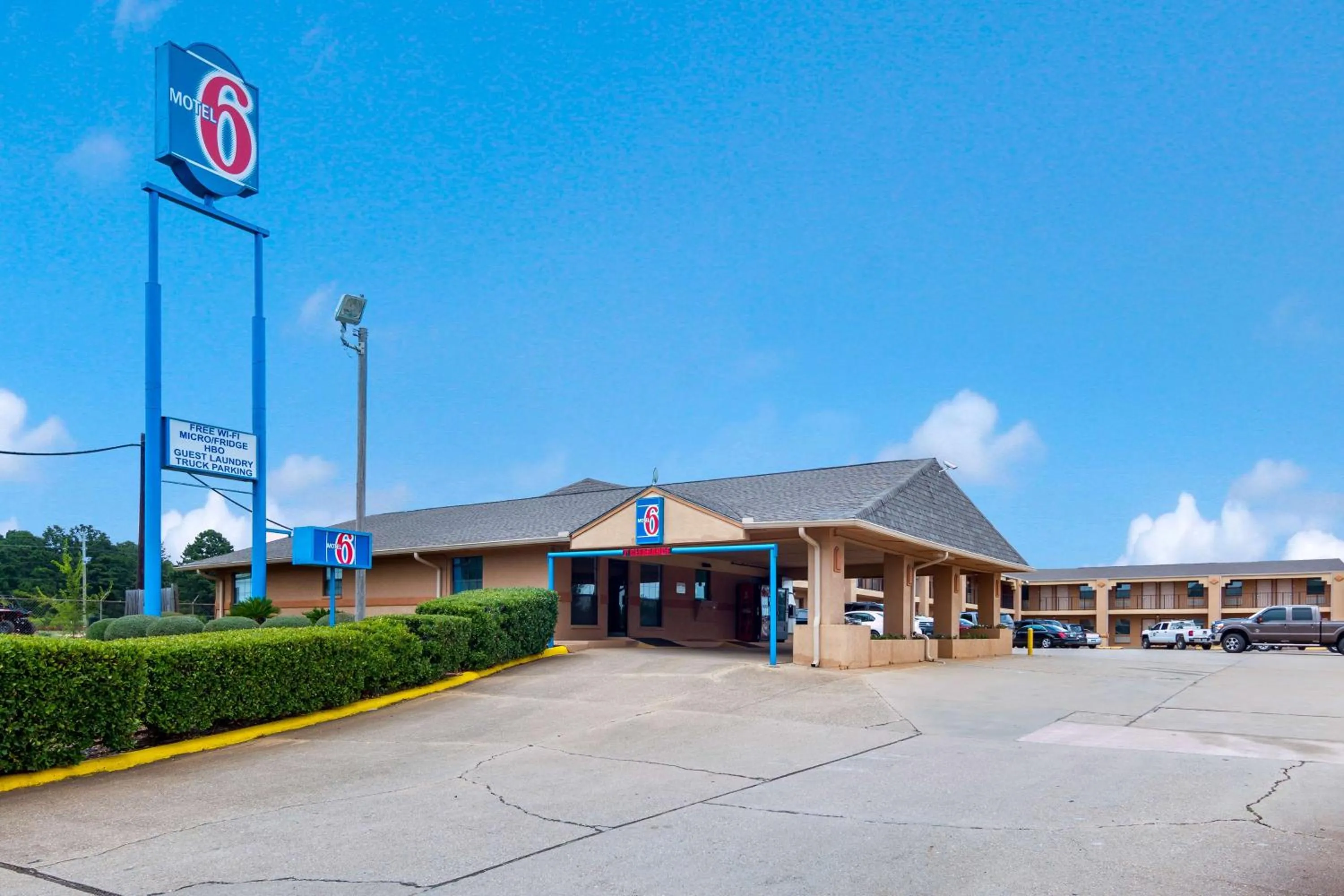 Property building in Motel 6-Marshall, TX