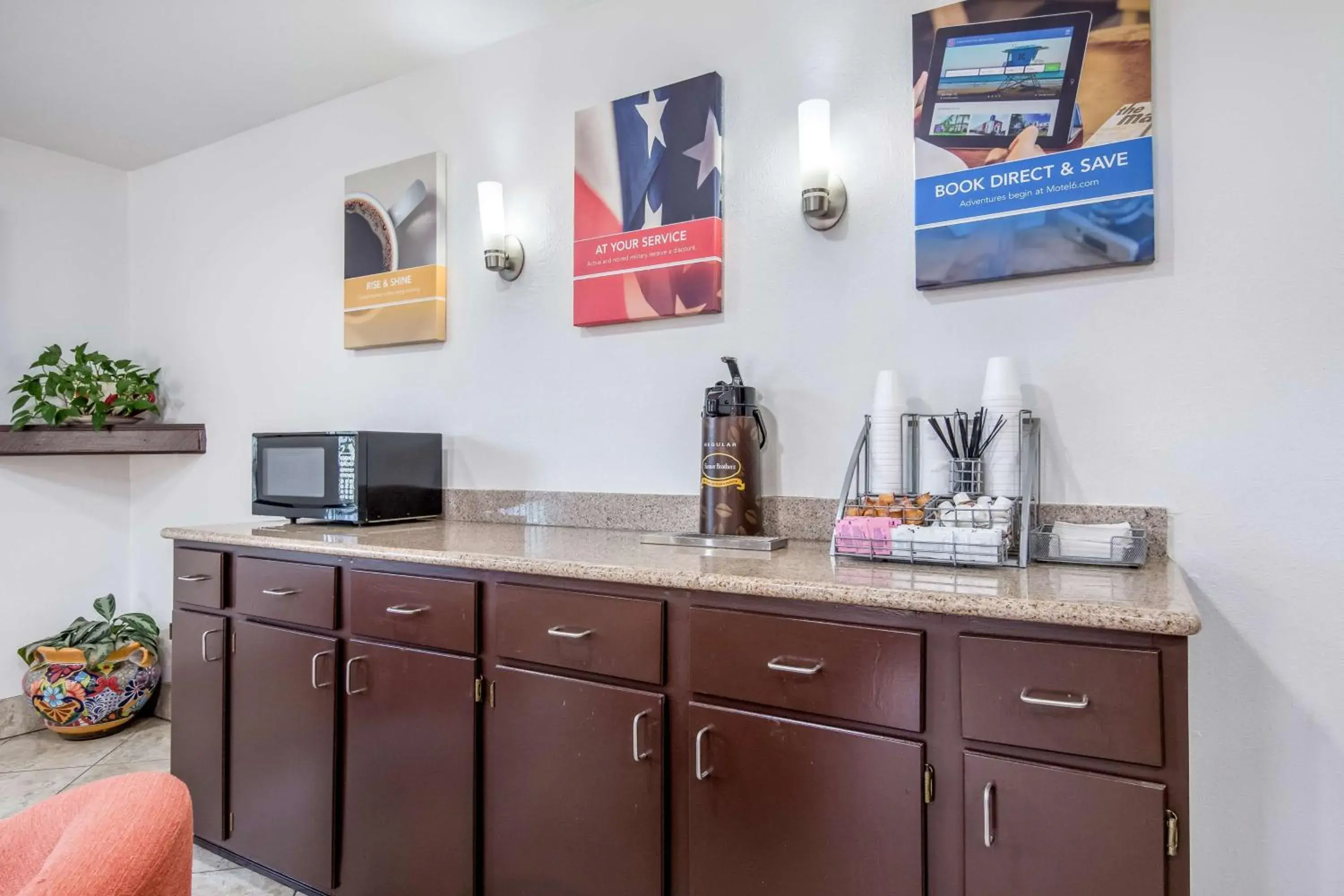 Restaurant/places to eat in Motel 6-Marshall, TX Restaurant/places to eat in Motel 6-Marshall, TX