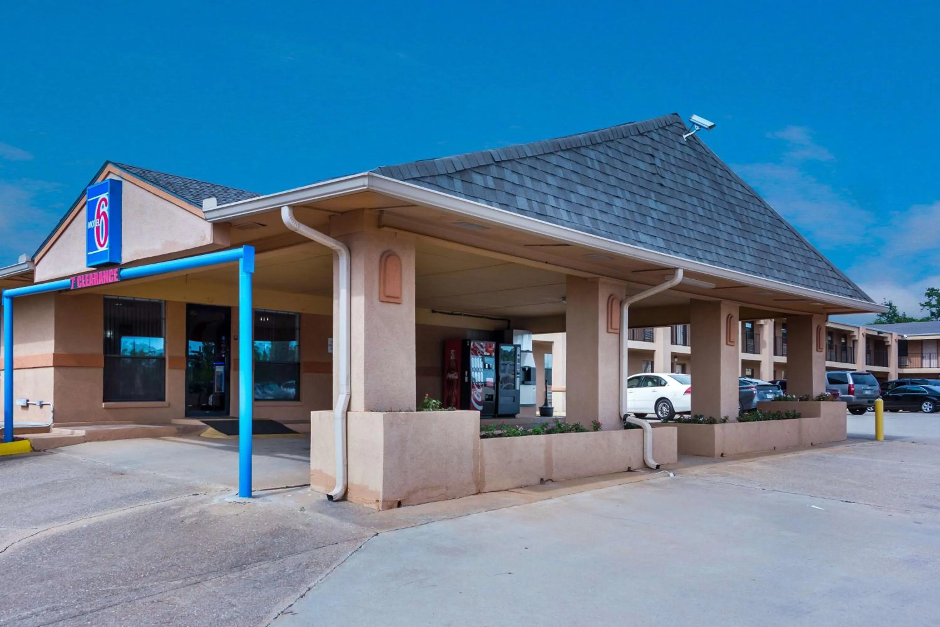 Property building in Motel 6-Marshall, TX