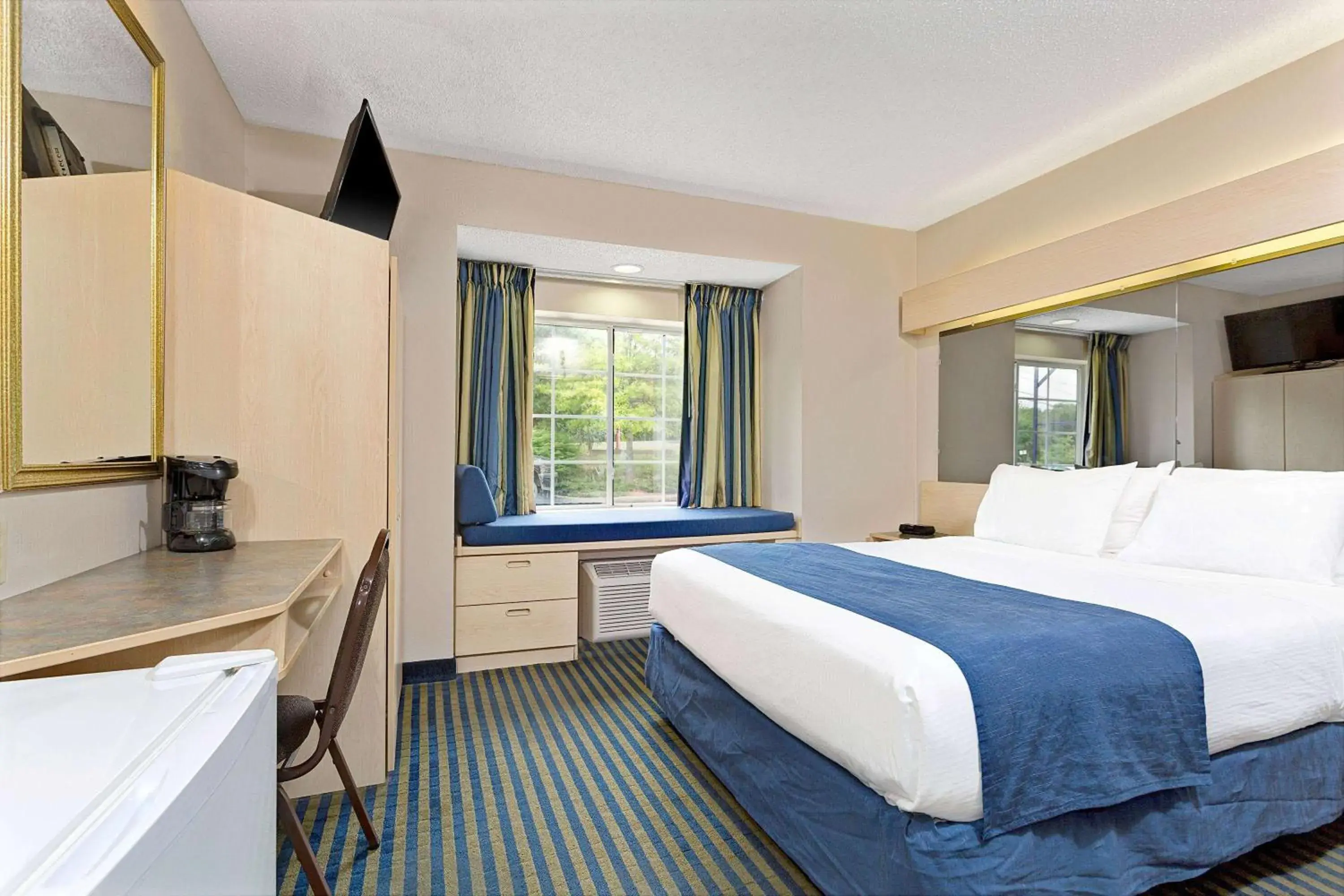 Photo of the whole room, Bed in Microtel Inn & Suites by Wyndham Florence/Cincinnati Airpo Photo of the whole room, Bed in Microtel Inn & Suites by Wyndham Florence/Cincinnati Airpo