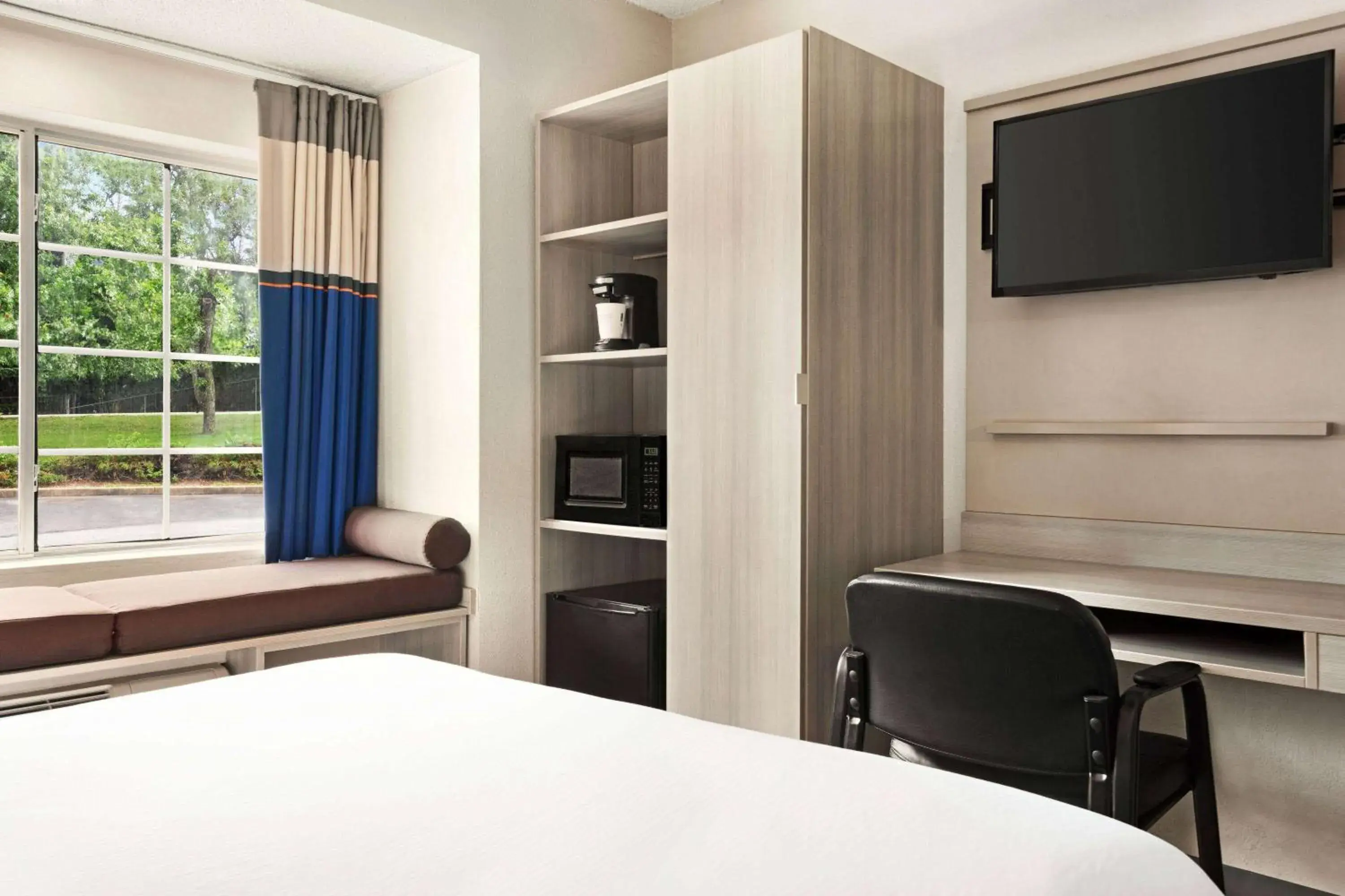 Photo of the whole room, Bed in Microtel Inn & Suites by Wyndham Florence/Cincinnati Airpo Photo of the whole room, Bed in Microtel Inn & Suites by Wyndham Florence/Cincinnati Airpo