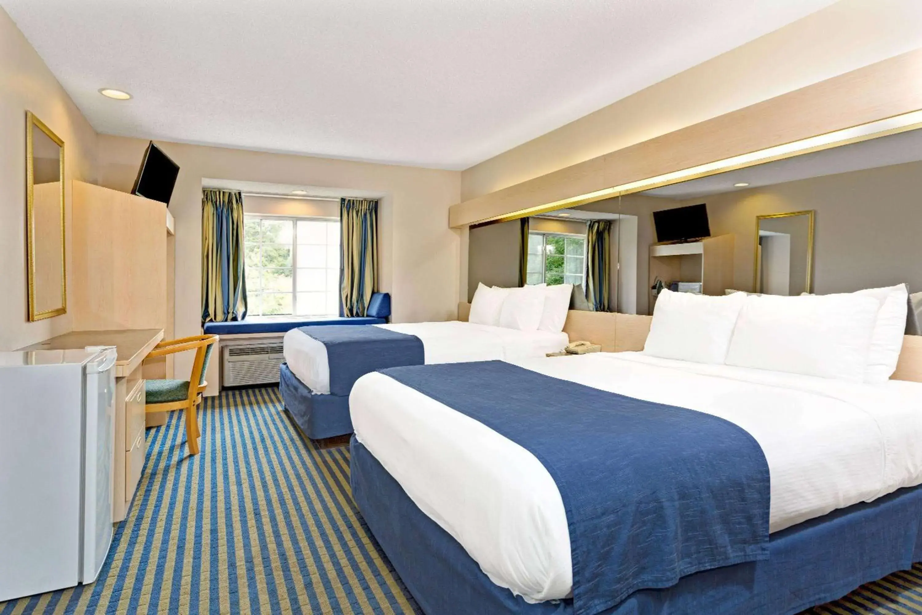 Photo of the whole room, Bed in Microtel Inn & Suites by Wyndham Florence/Cincinnati Airpo Photo of the whole room, Bed in Microtel Inn & Suites by Wyndham Florence/Cincinnati Airpo