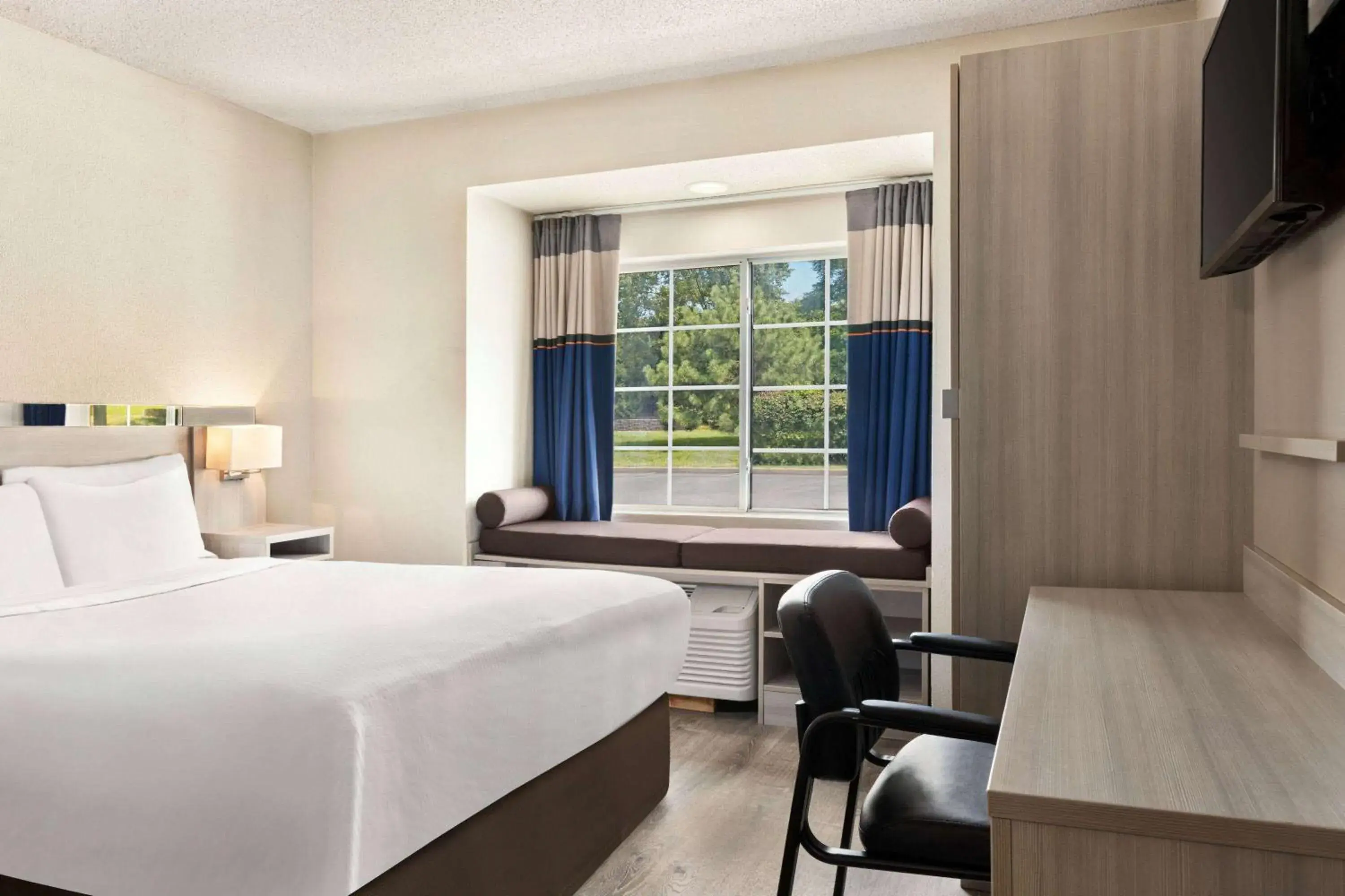 Photo of the whole room, Bed in Microtel Inn & Suites by Wyndham Florence/Cincinnati Airpo Photo of the whole room, Bed in Microtel Inn & Suites by Wyndham Florence/Cincinnati Airpo