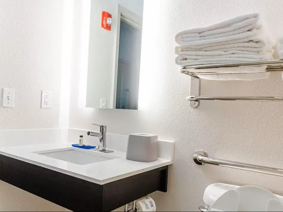 Standard King Room in Holiday Inn Express - Andalusia by IHG Standard King Room in Holiday Inn Express - Andalusia by IHG