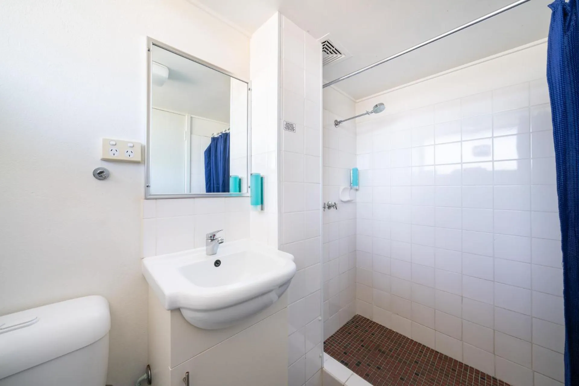 Bathroom in Bathurst Studio Apartments